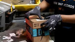 An employee packs a box at an Amazon.com Inc. fulfillment center. Photo: Bloomberg.