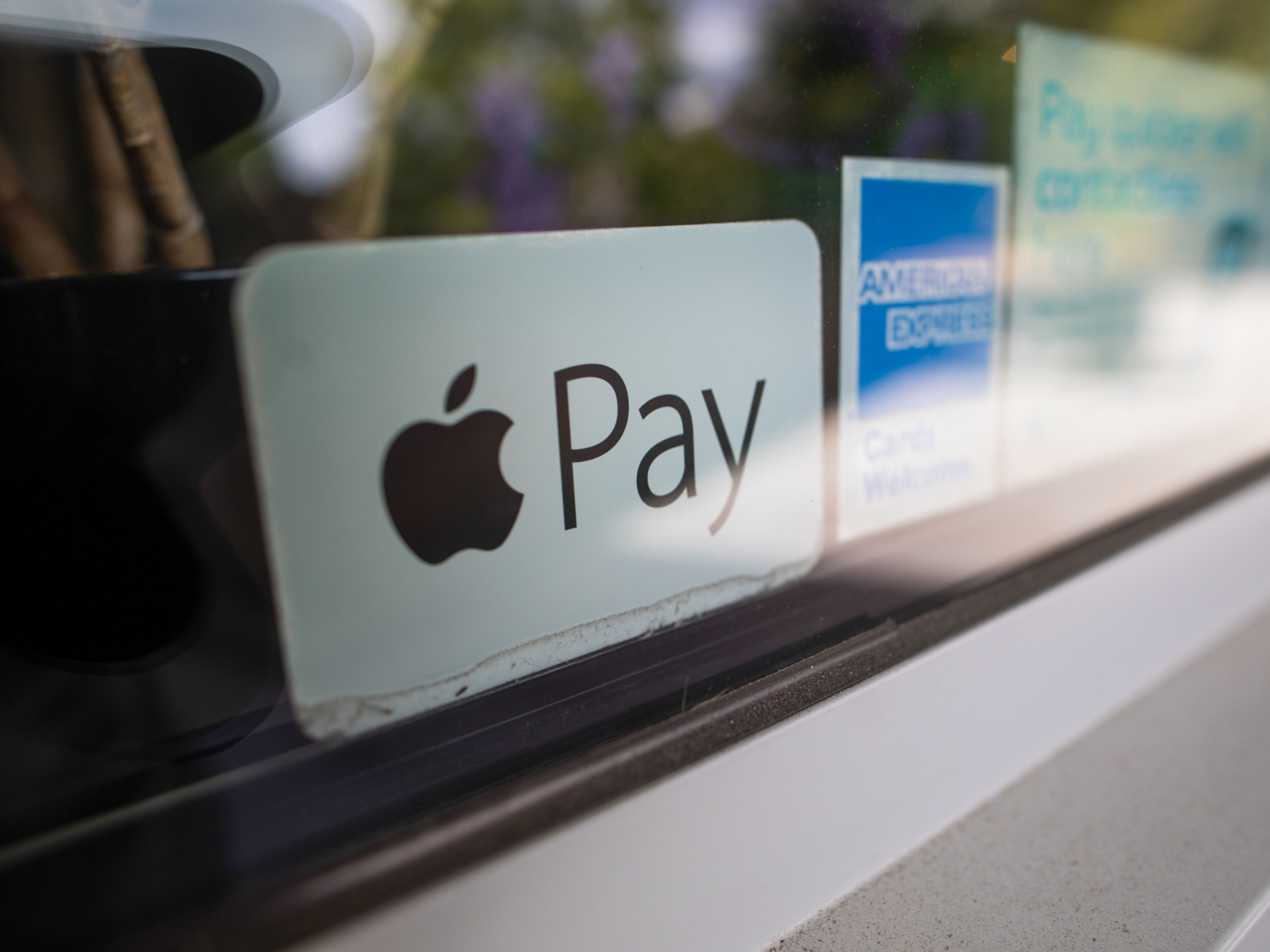 A sticker advertises Apple Pay as an accepted payment method at a storefront. Photo: Bloomberg.