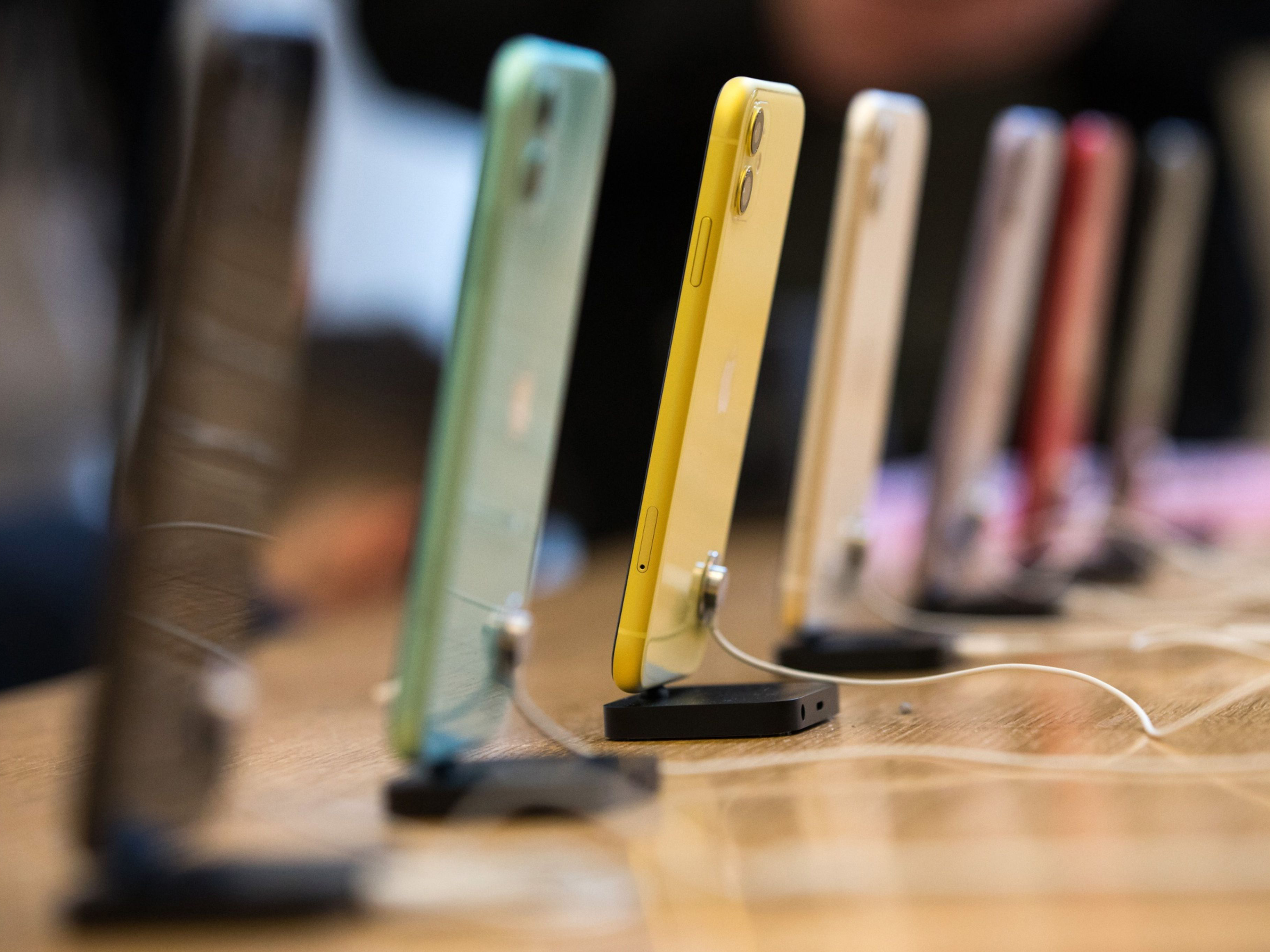 A row of iPhone smartphones on display inside an Apple store. Photo: Bloomberg.