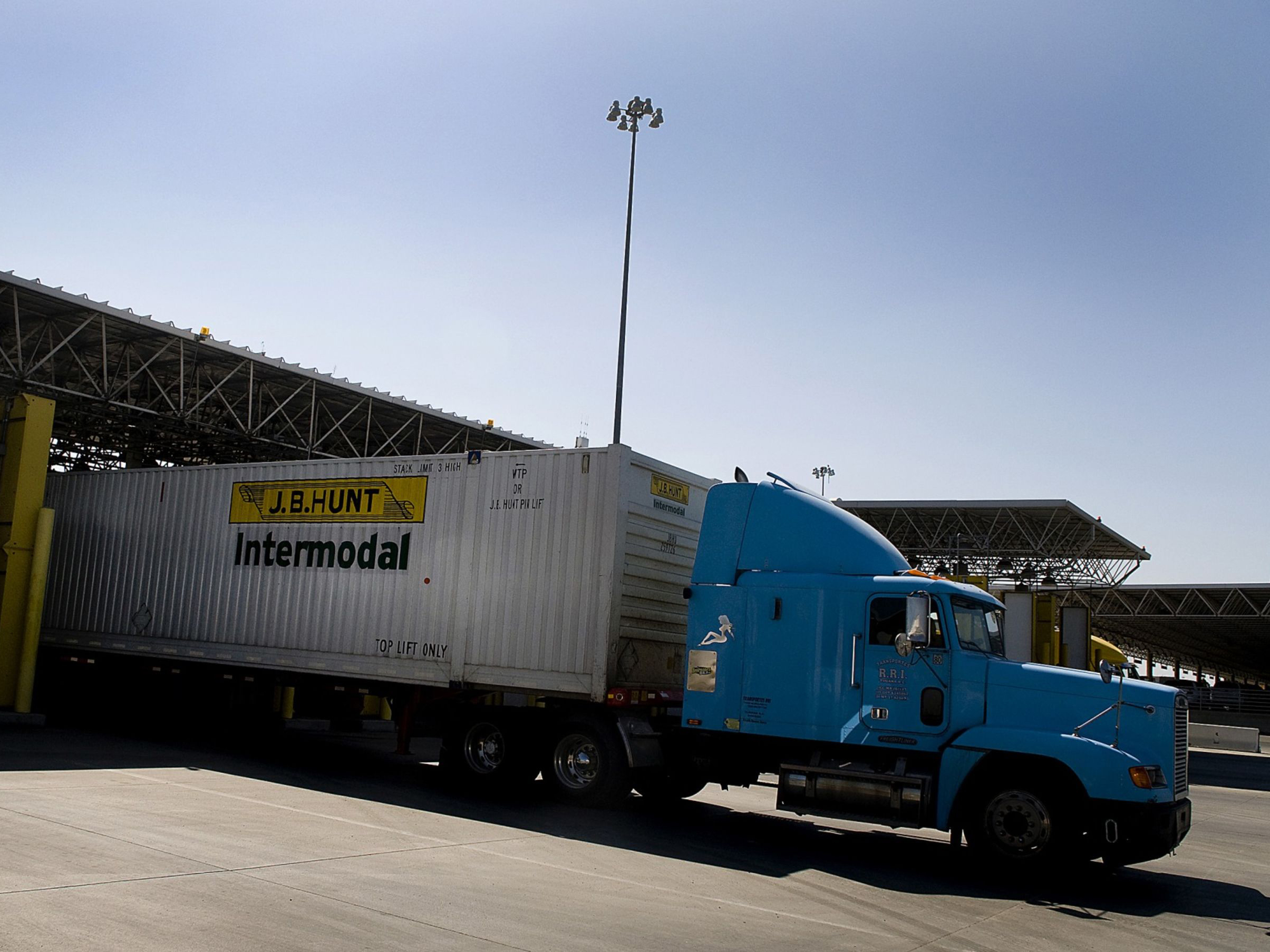 A truck carrying a J.B. Hunt Transport Services Inc. intermodal container enters the Otay Mesa Port of Entry in San Diego, California. Photo: Bloomberg.