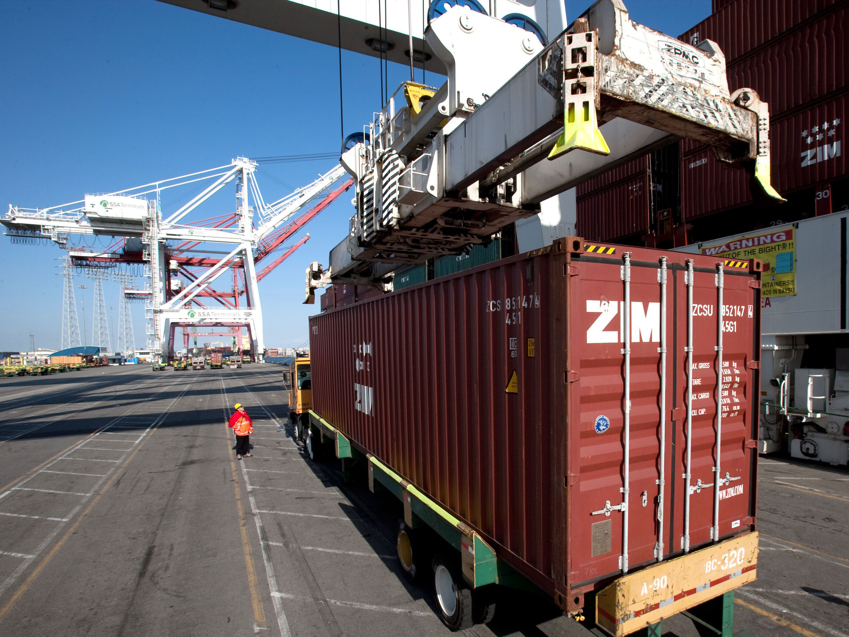 A truck stops at the Port of Long Beach. Photo: Bloomberg.