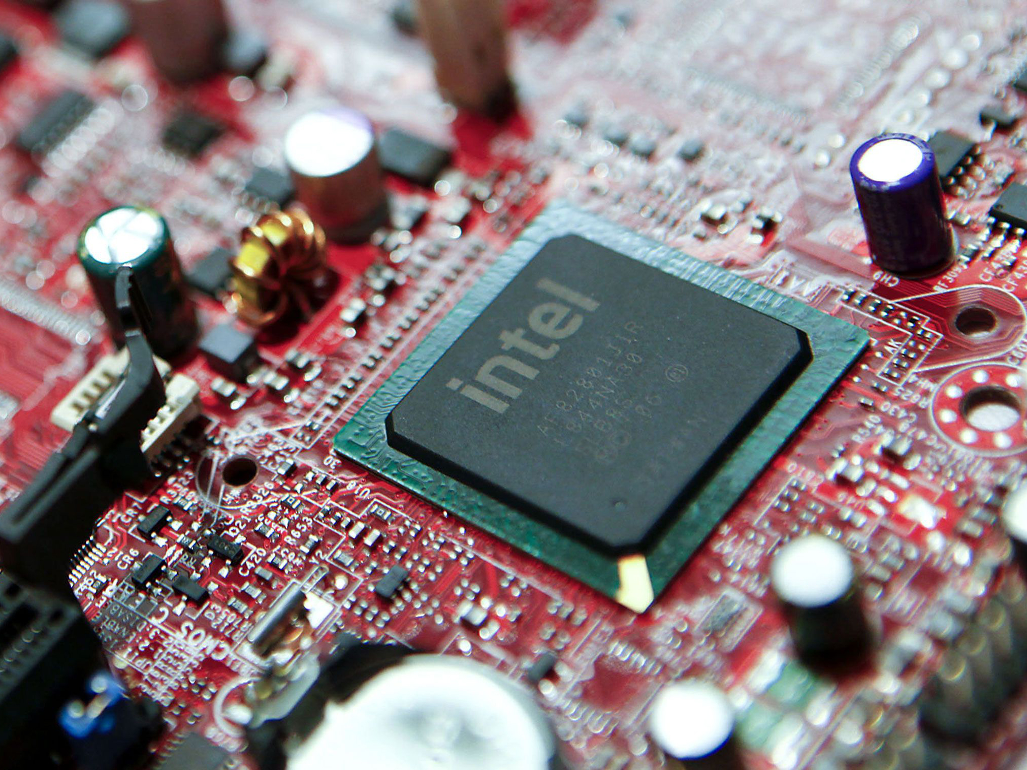 An Intel Corp. chip sits on display. Photo: Bloomberg.