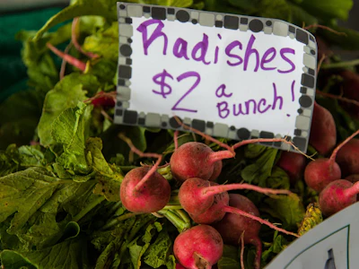 Radishes are priced $2 per bunch at a market. Photo: Pexels.