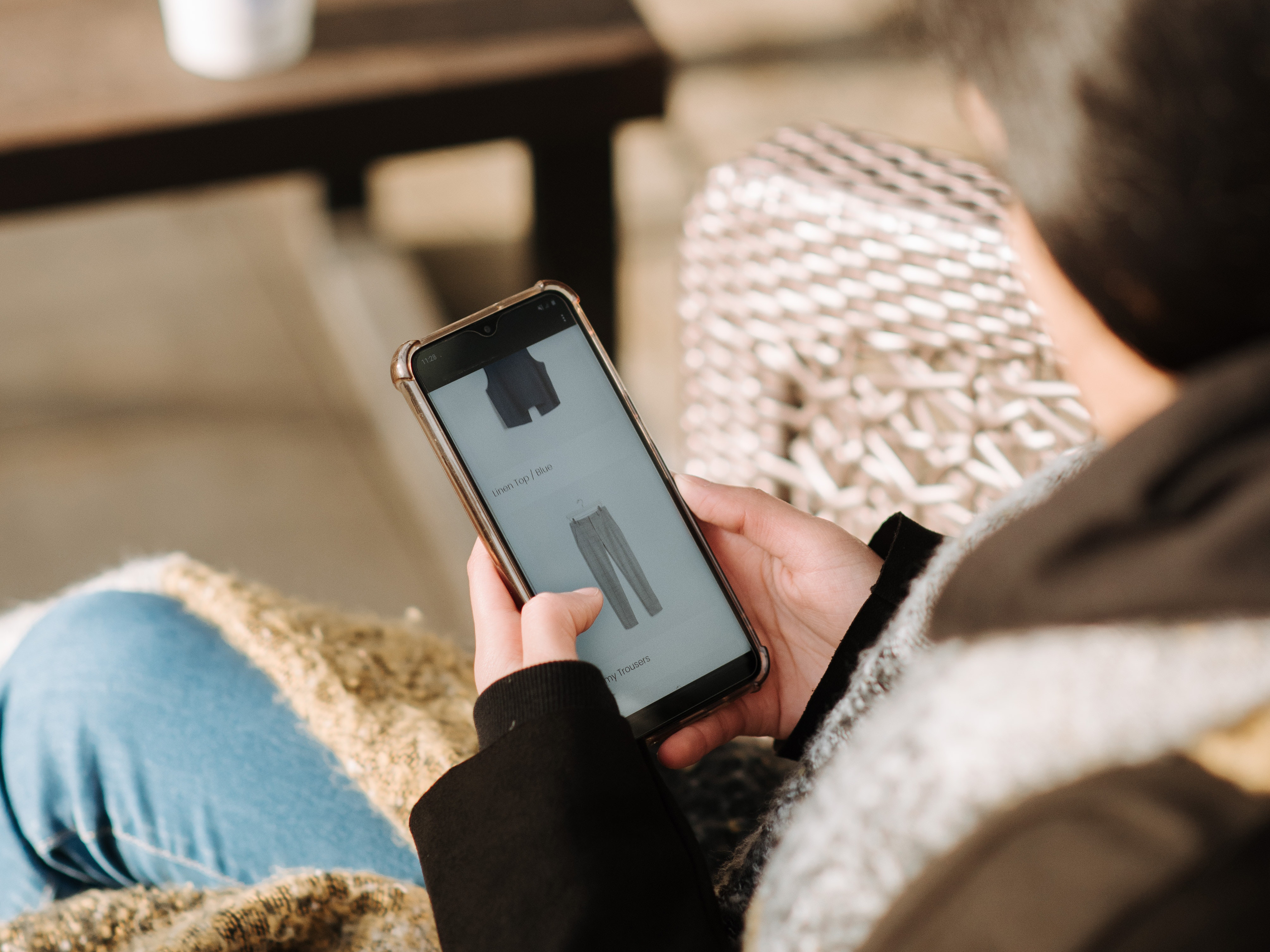 An online shopper scrolls through an e-commerce app on their smartphone. Photo: Pexels.