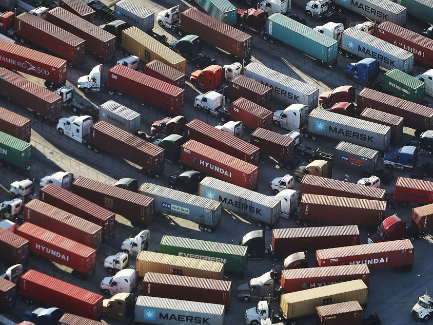 Freight trucks idle at the Port of Los Angeles. Photo: Bloomberg.