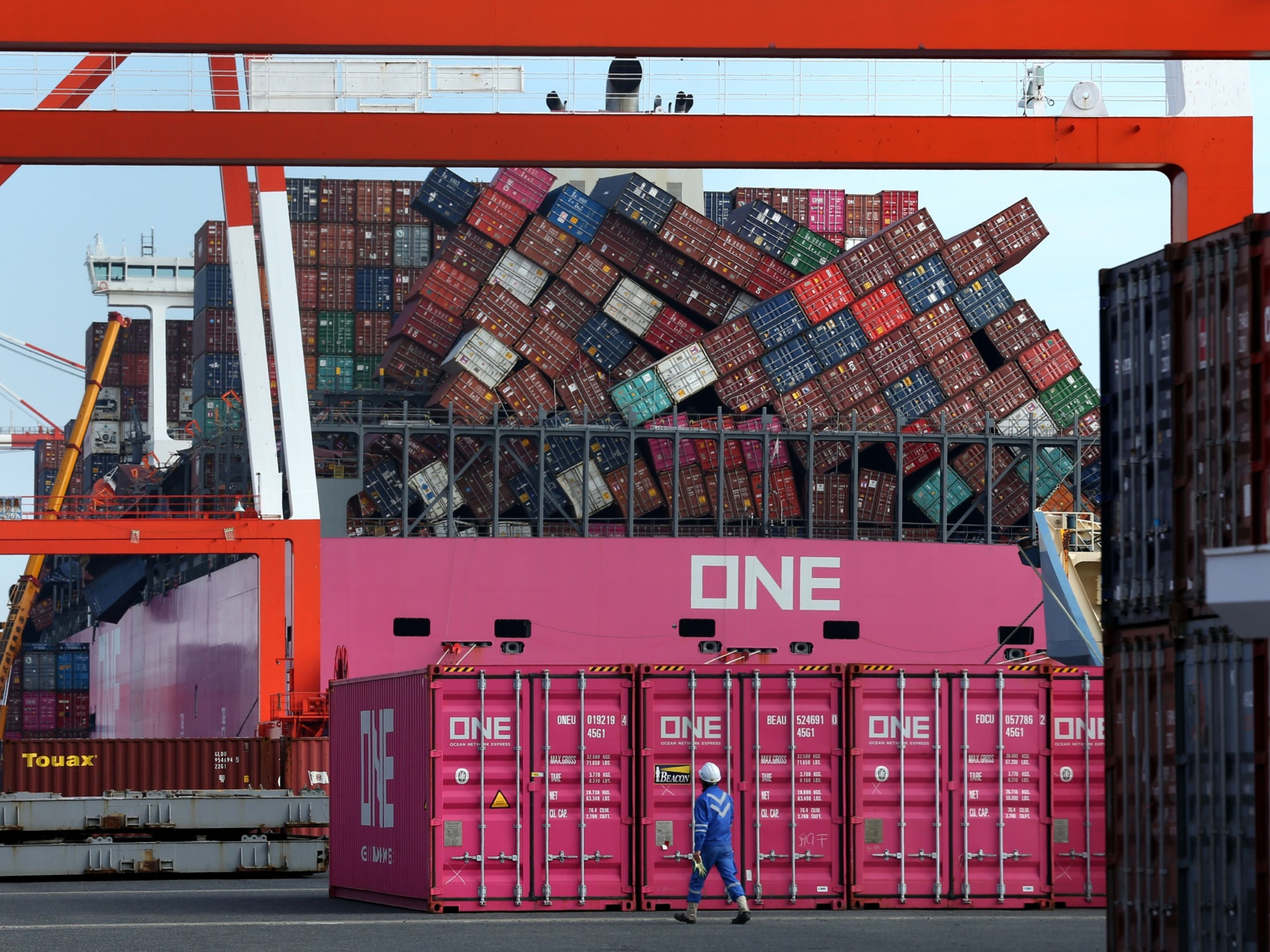 One Apus container ship docks after loss of containers. Photo: Bloomberg.