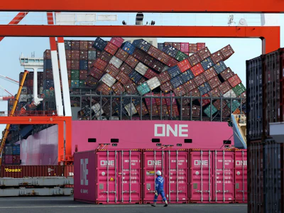 One Apus container ship docks after loss of containers. Photo: Bloomberg.