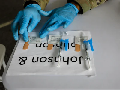 Johnson & Johnson doses are prepared at a COVID-19 vaccination site. Photo: Bloomberg.