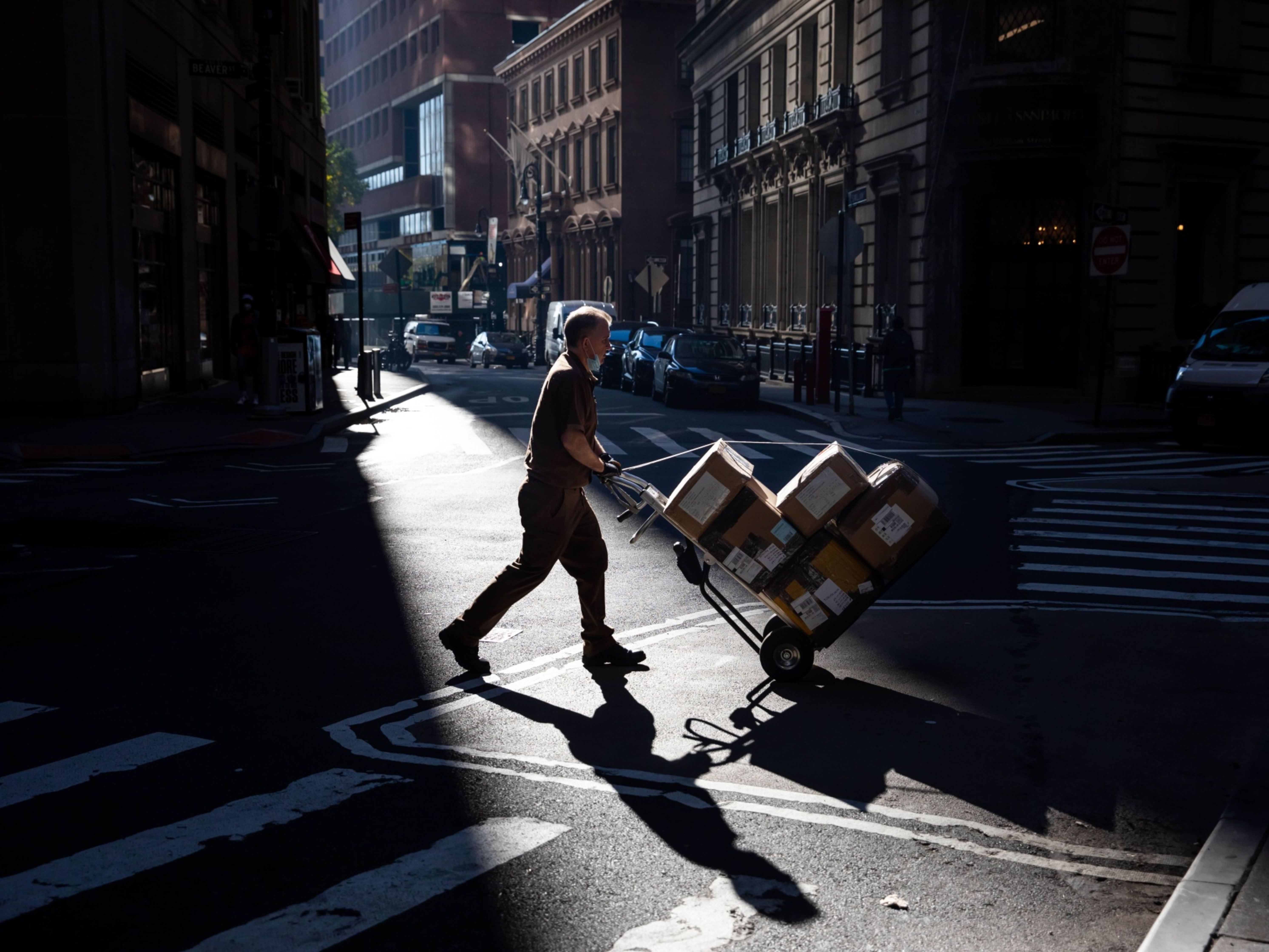 A United Parcel Service Inc. worker delivers packages. Photo: Bloomberg.