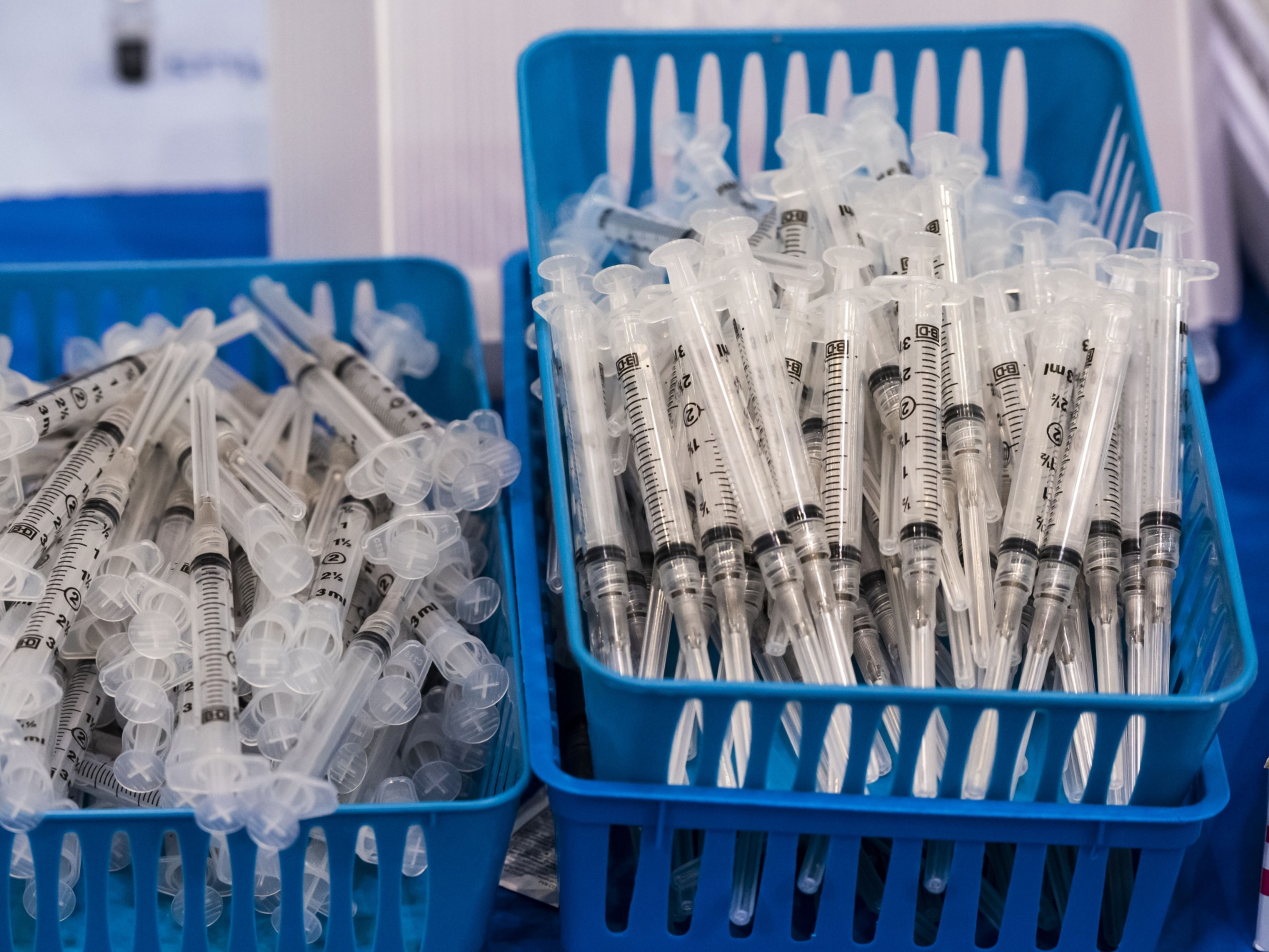 Baskets of syringes at a COVID-19 vaccination site. Photo: Bloomberg.
