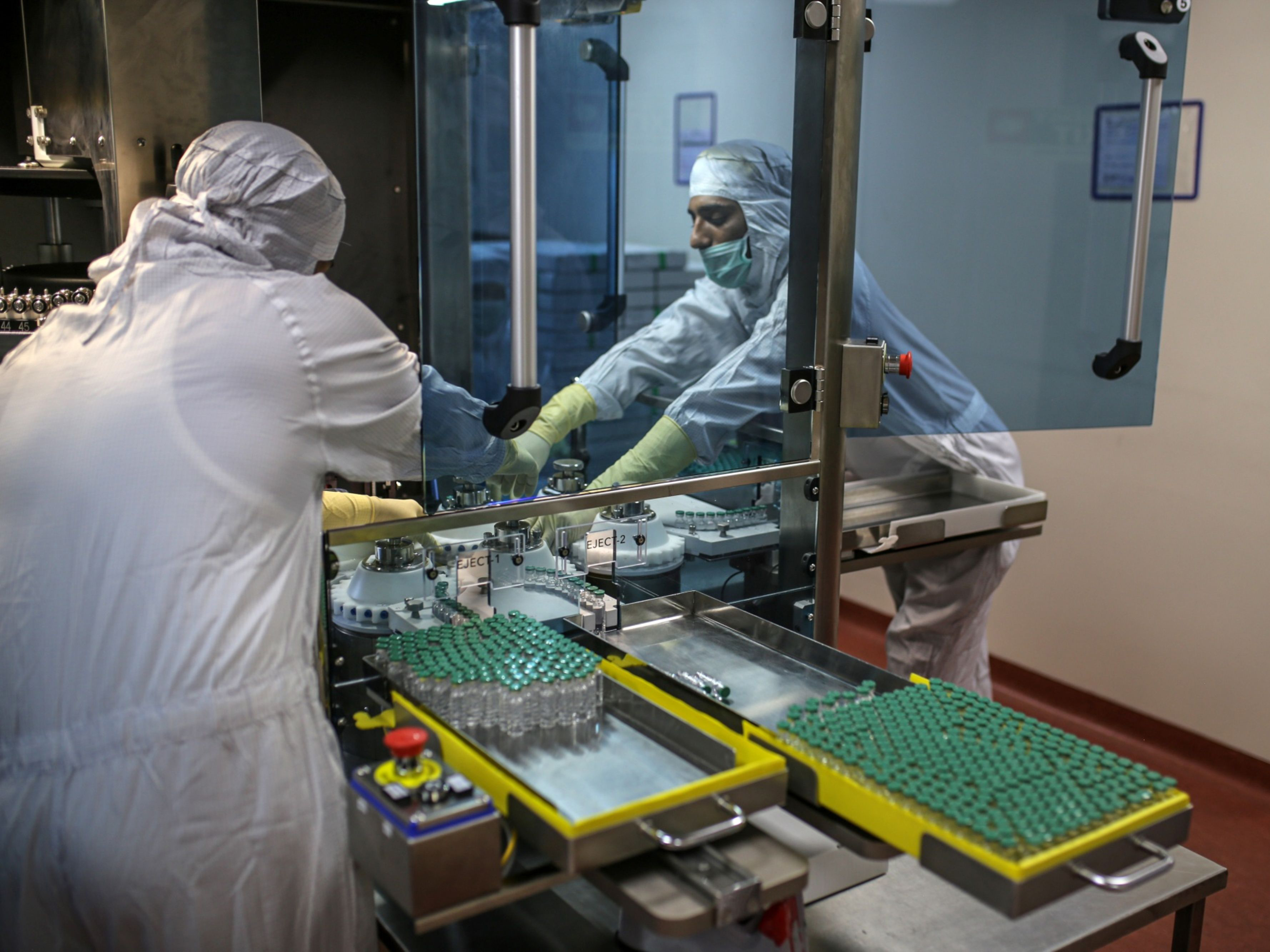 Employees work on the production of line for vials of Covishield, the local name for the COVID-19 vaccine developed by AstraZeneca Plc. and the University of Oxford, at the Serum Institute of India Ltd. Hadaspar plant in Pune, Maharashtra, India. Photo: Bloomberg.