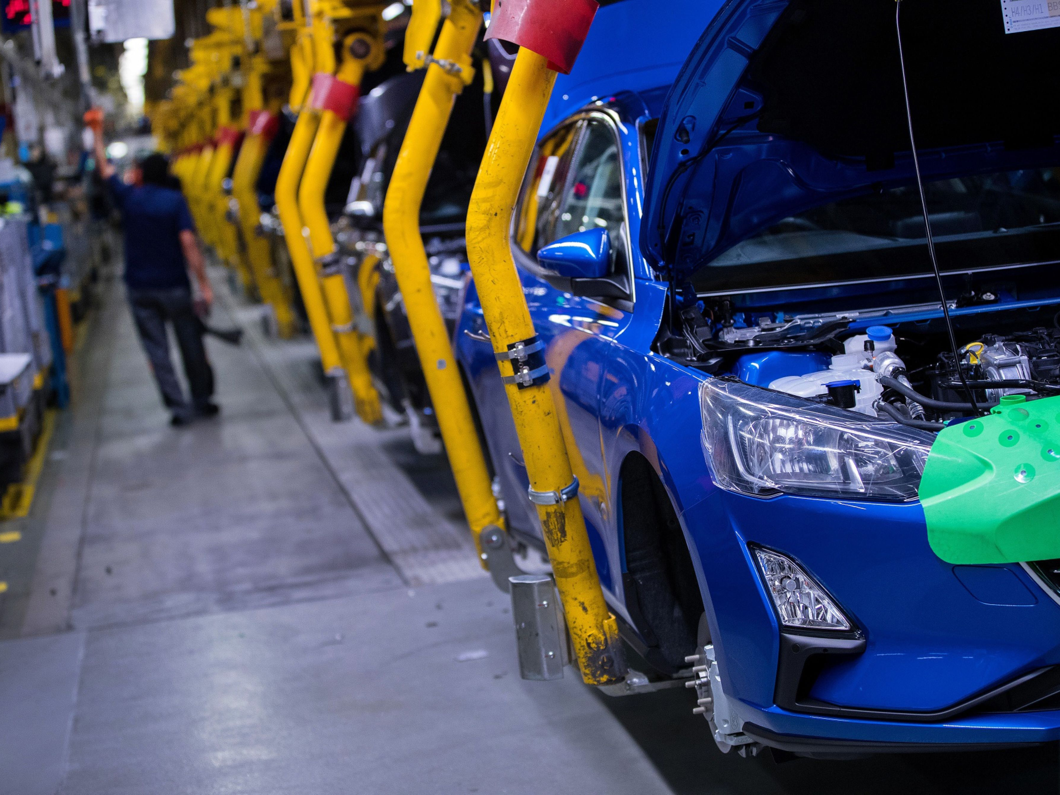 Cradles transport automobile bodies on the engine wedding line inside a Ford Motor Co. factory. Photo: Bloomberg.