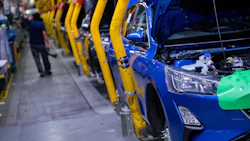 Cradles transport automobile bodies on the engine wedding line inside a Ford Motor Co. factory. Photo: Bloomberg.