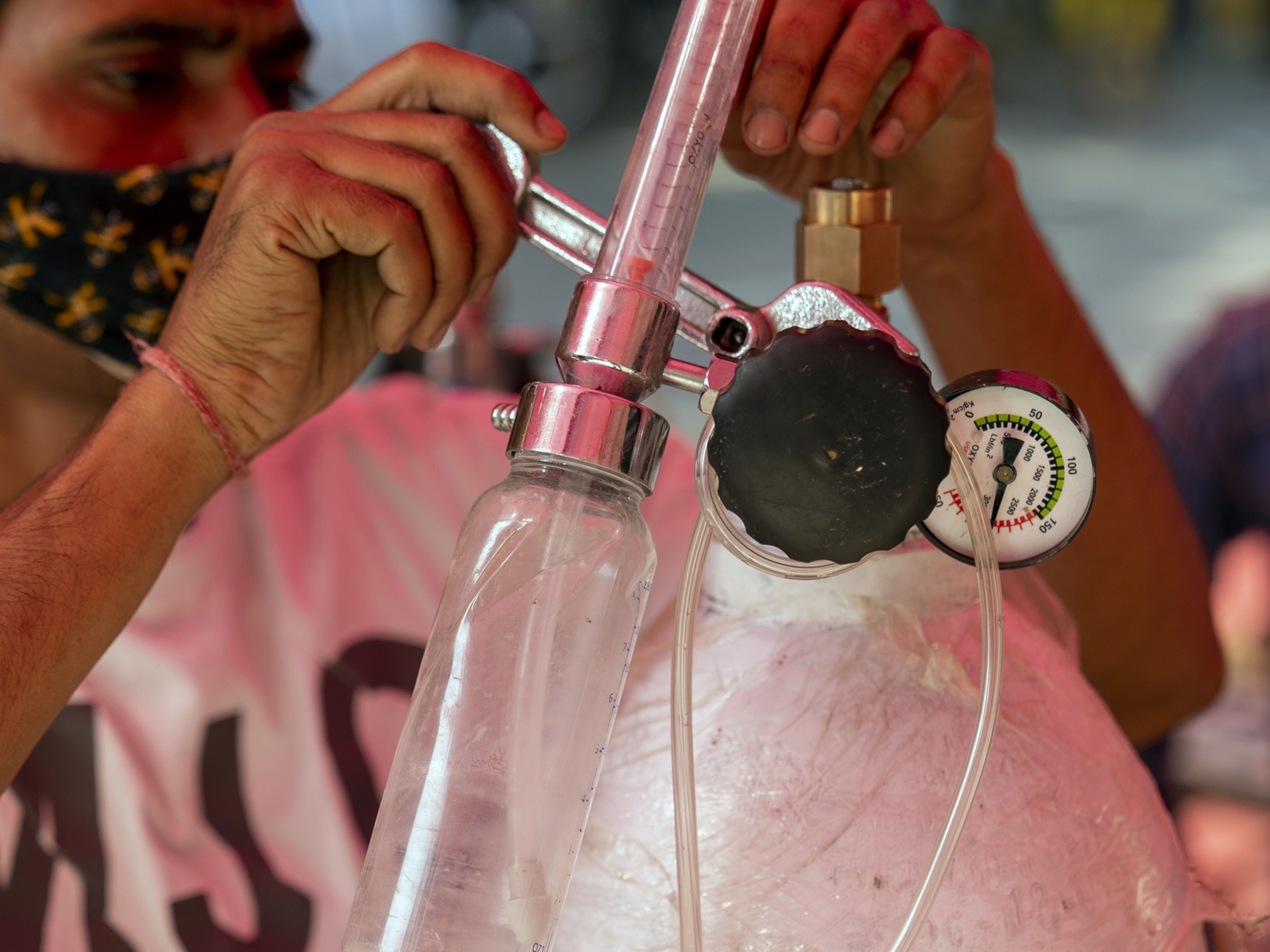 A volunteer prepares an oxygen cylinder for COVID-19 patients. Photo: Bloomberg.