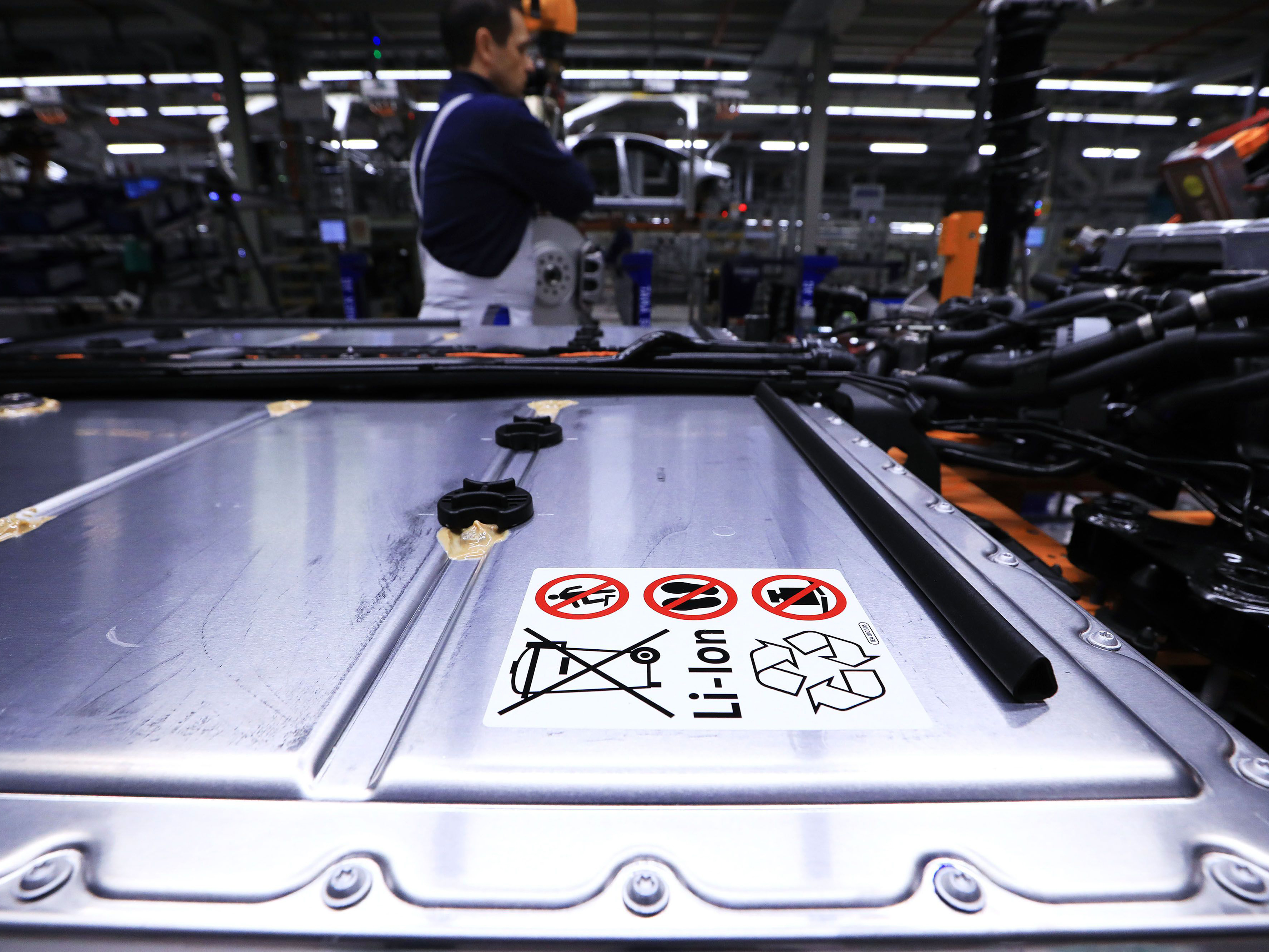 A lithium-ion automotive battery pack sits on a chassis. Photo: Bloomberg.