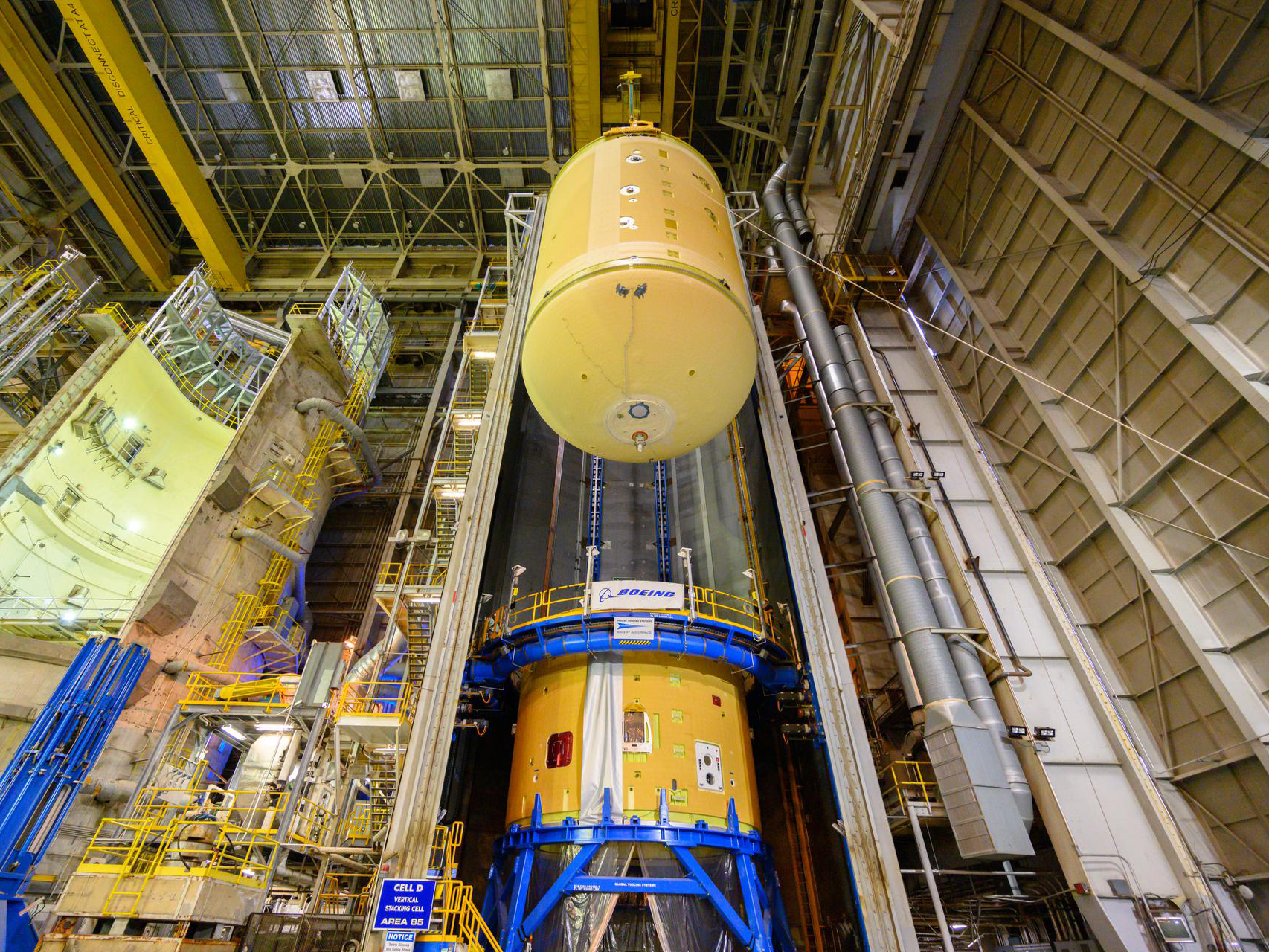 Technicians at an assembly facility in New Orleans stack hardware elements for NASA’s Space Launch System rocket on April 28, 2021. The rocket will carry Artemis II, the first crewed mission of NASA’s Artemis Program. Photo: NASA.