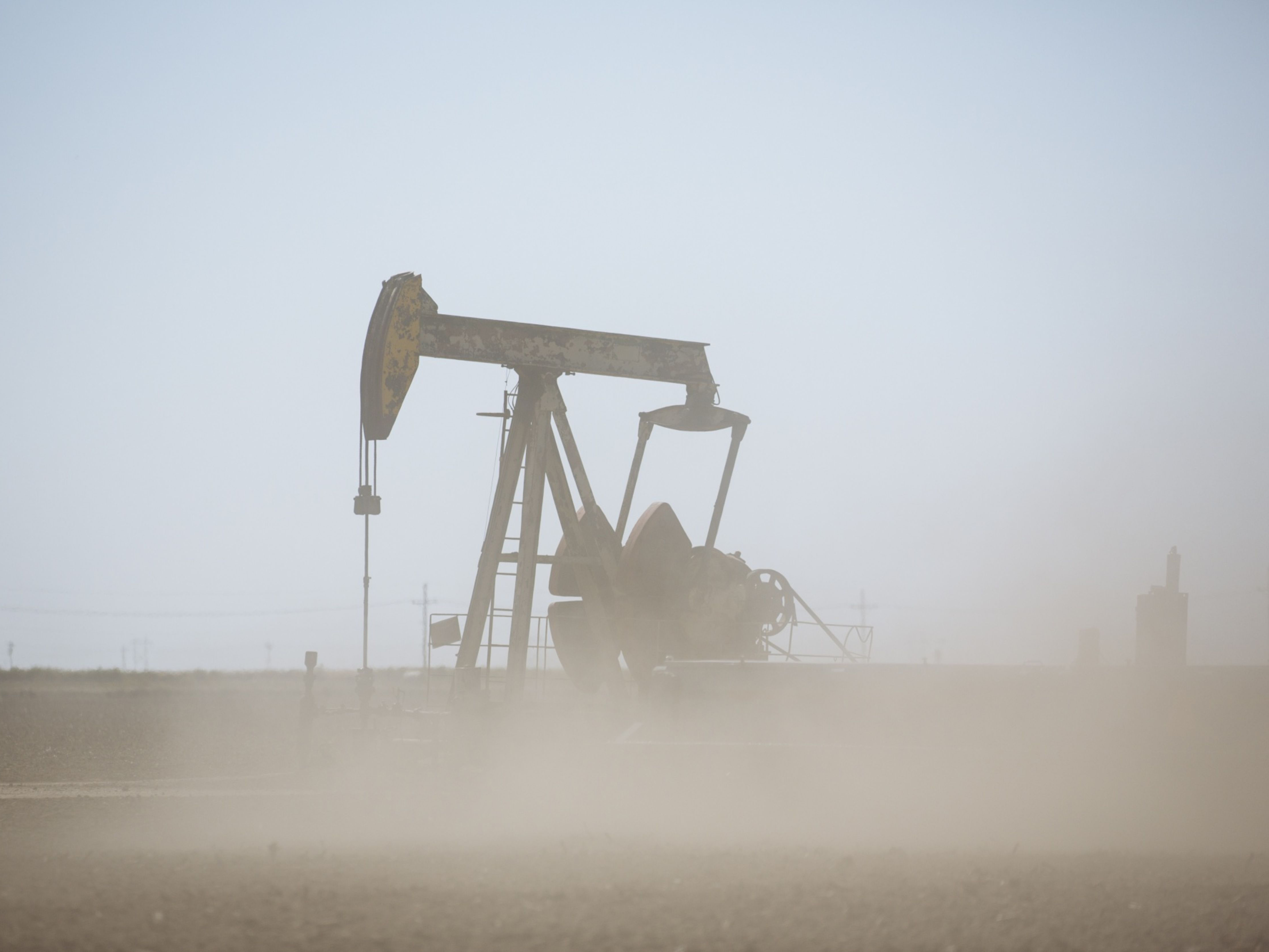 An oil pumping jack in an oil field in Kansas, U.S. Photo: Bloomberg.