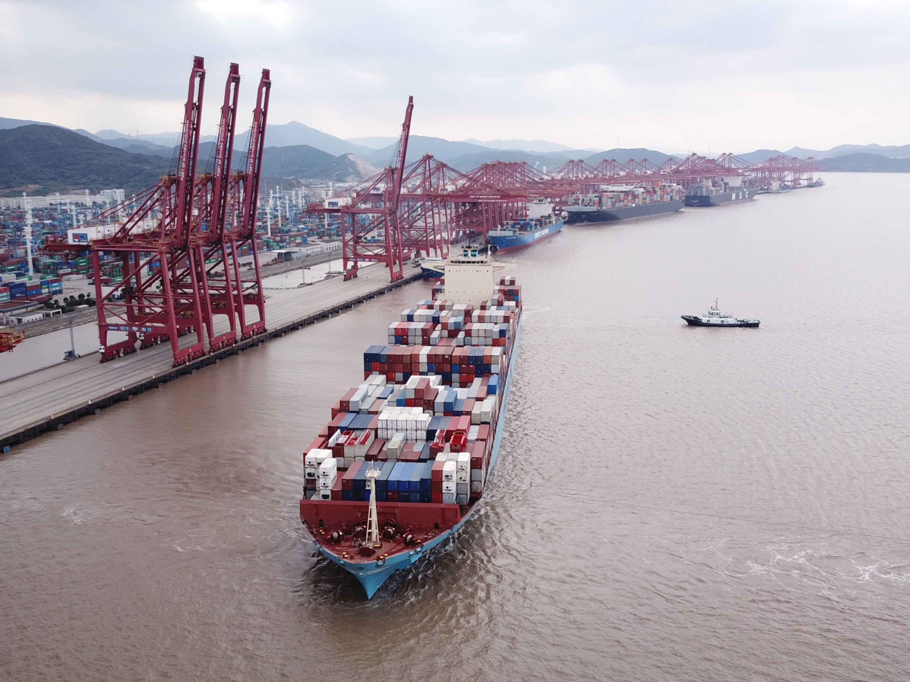 A container ship leaves the Port of Ningbo-Zhoushan in Ningbo, China. Photo: Bloomberg.