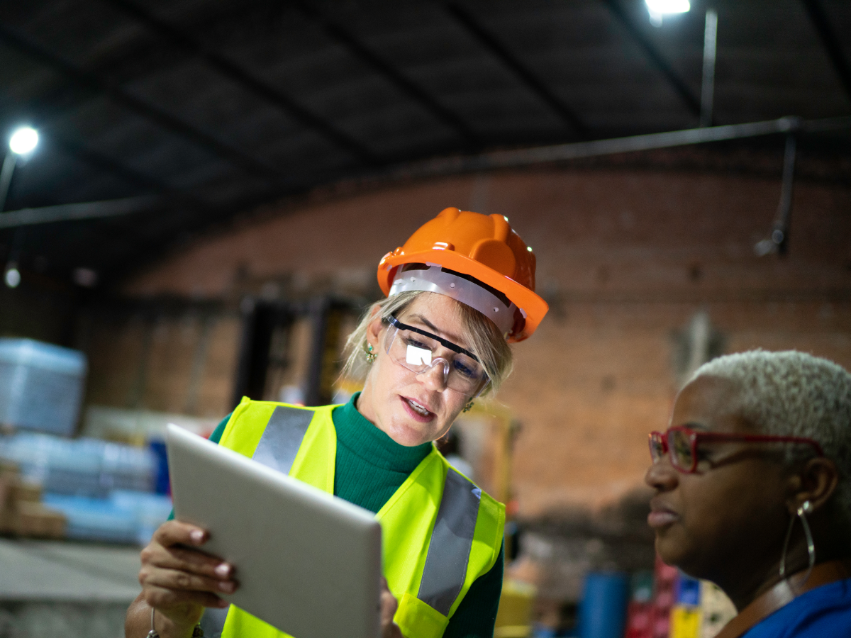 Warehouse employees view information on a digital tablet. Photo: Canva.