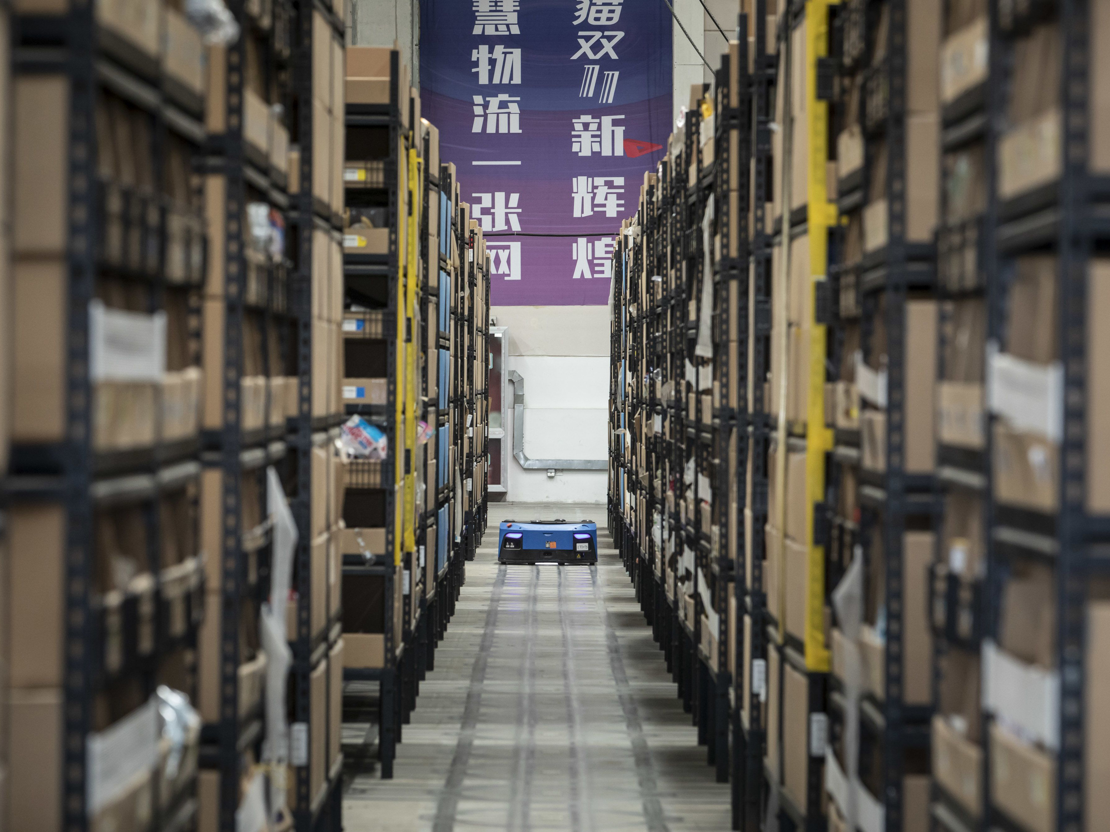 An autonomous robot moves along aisles of merchandise. Photo: Bloomberg.