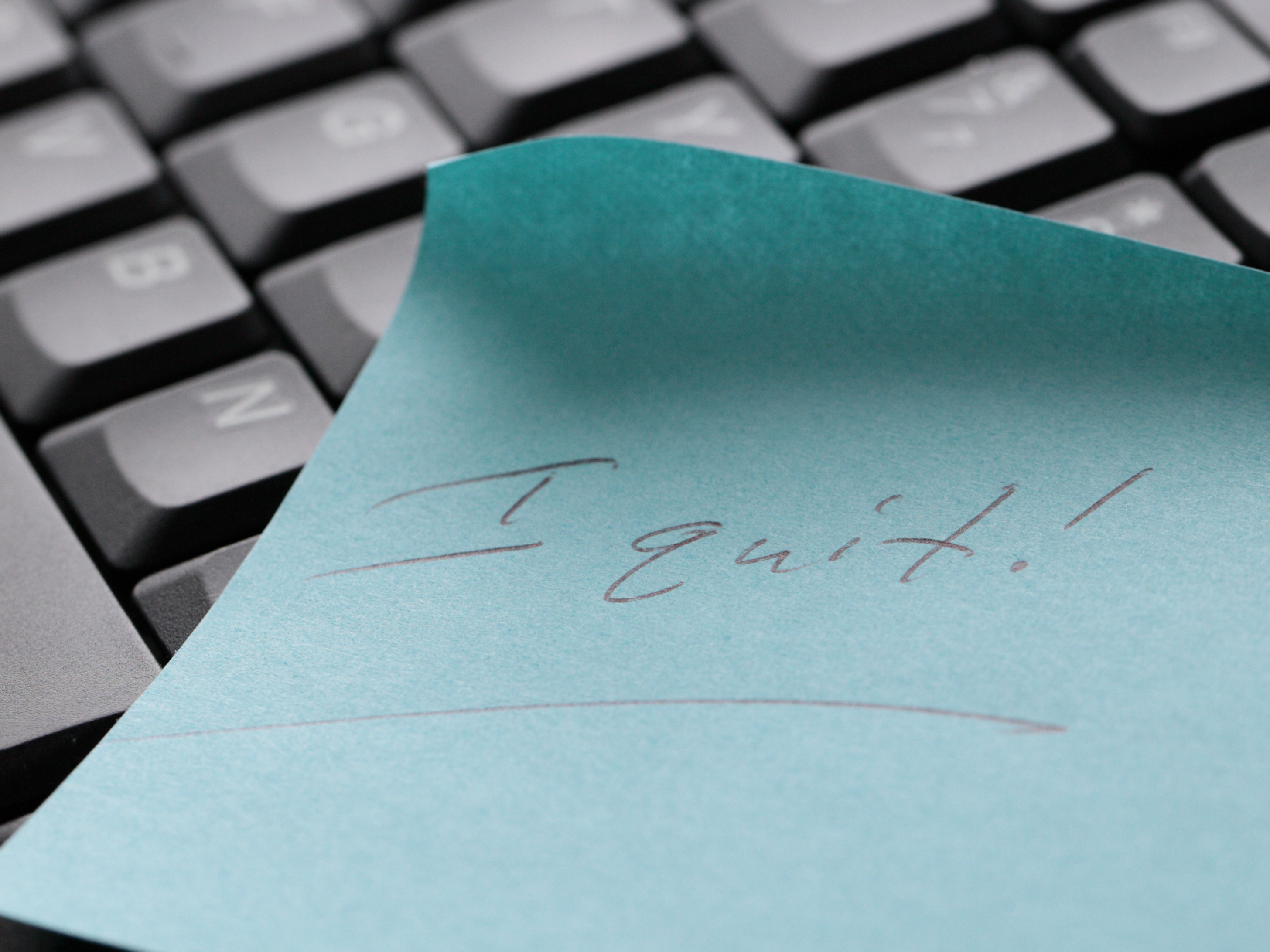 A Post-it note reads 'I quit!' Photo: ptnimages/ Canva.