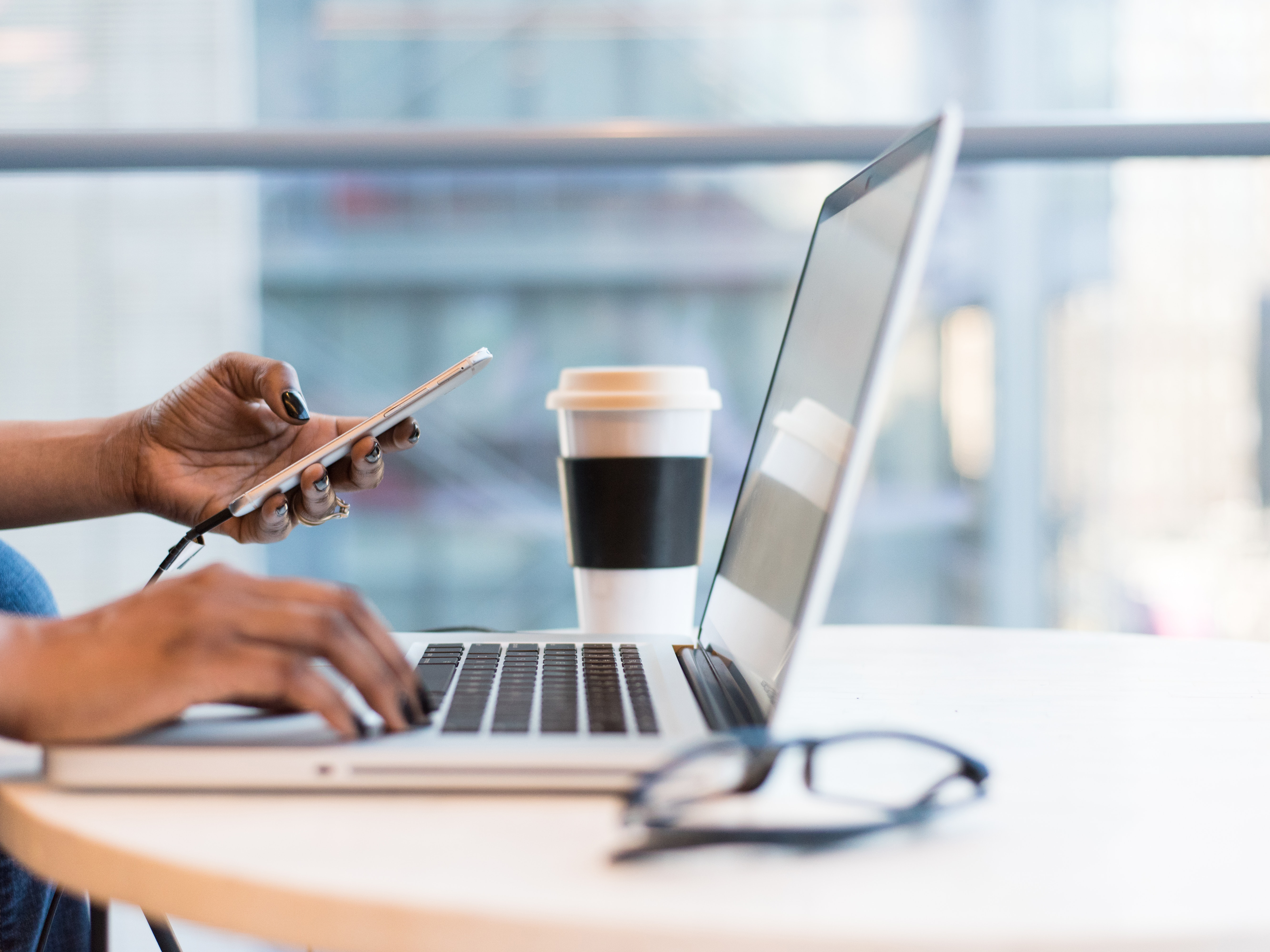 An employee uses a MacBook. Photo: Pexels.