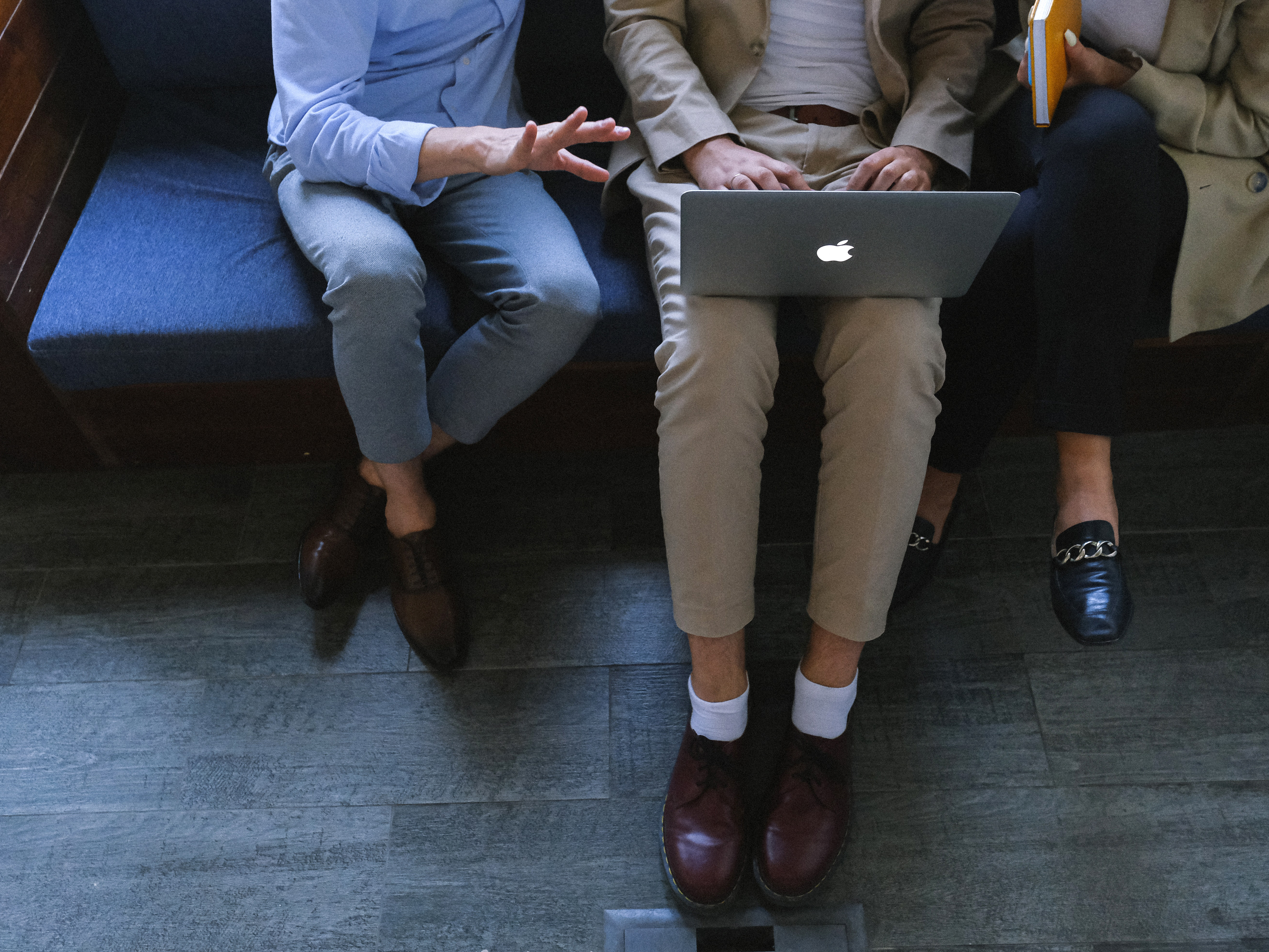 Professionals meet in an office. Photo: Pexels.