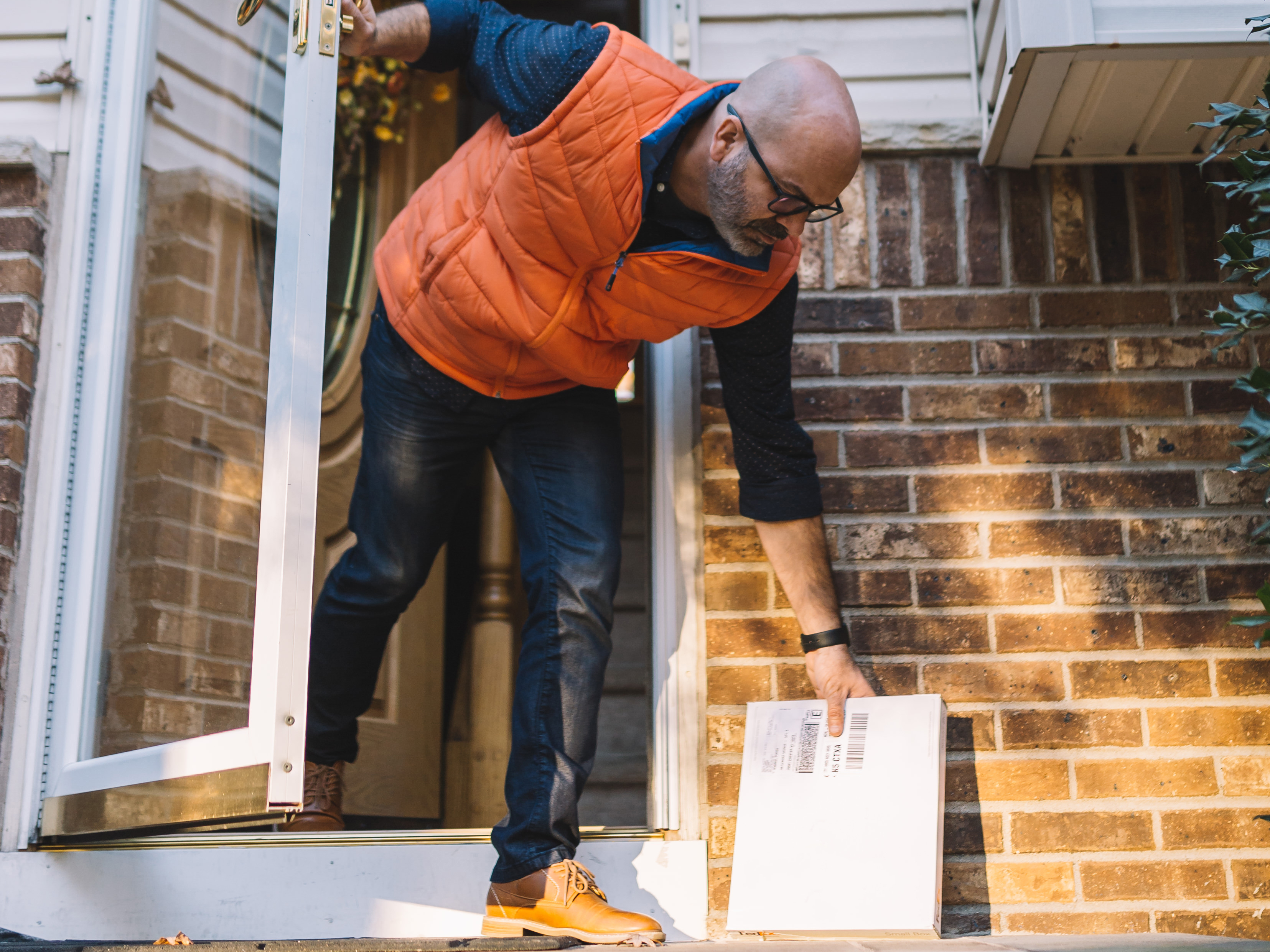 An online shopper retrieves their package from the doorstep. Photo: Getty Images.