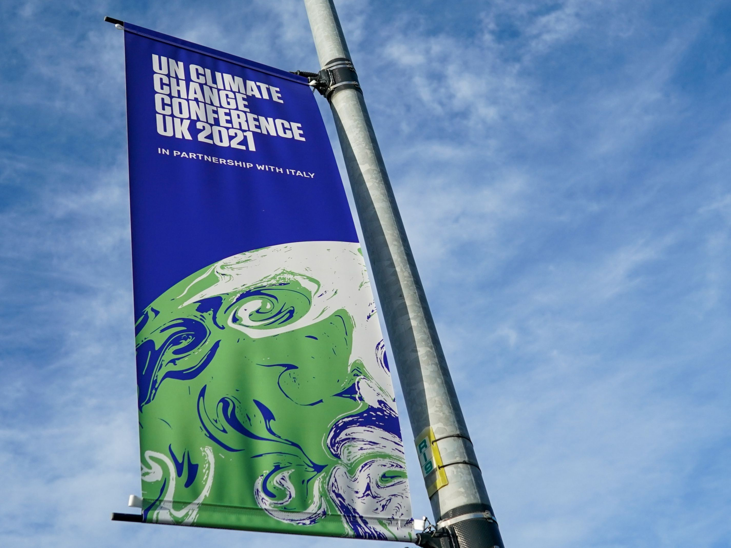 A banner advertises the COP26 climate talks in Glasgow, U.K. Photo: Bloomberg.