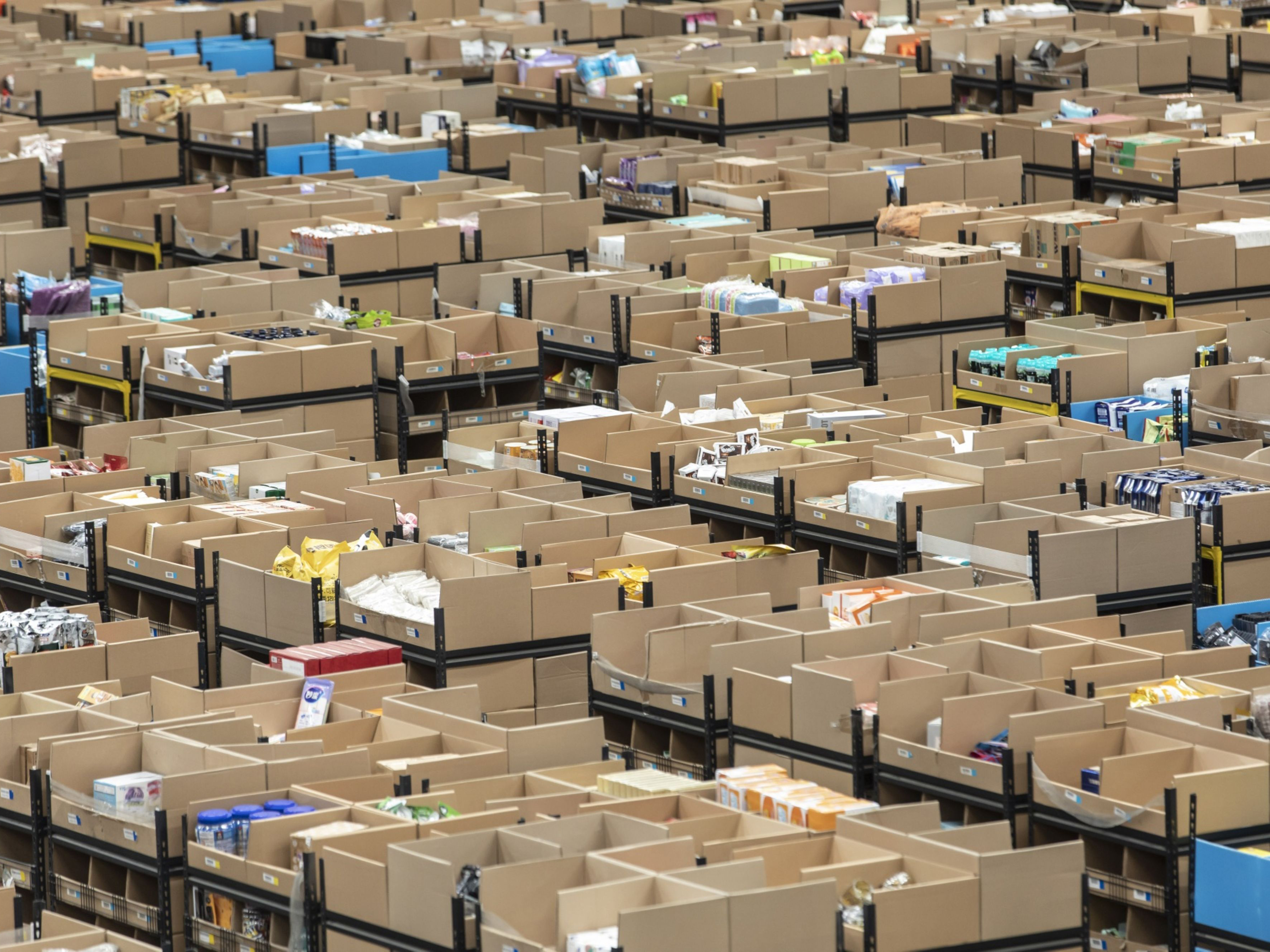 Rows of inventory in a distribution warehouse. Photo: Bloomberg.