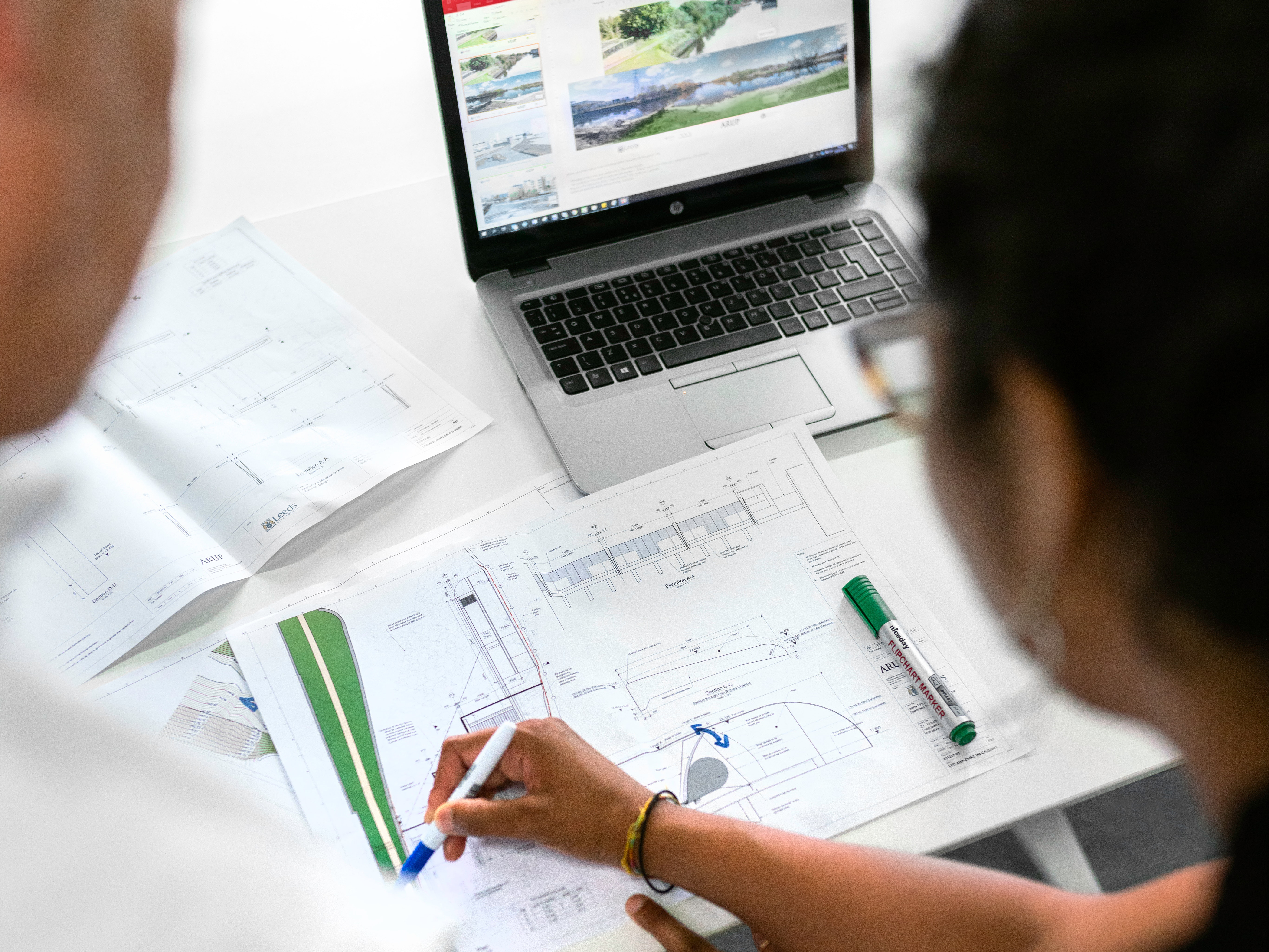 Engineers collaborate on a plan. Photo: Pexels.