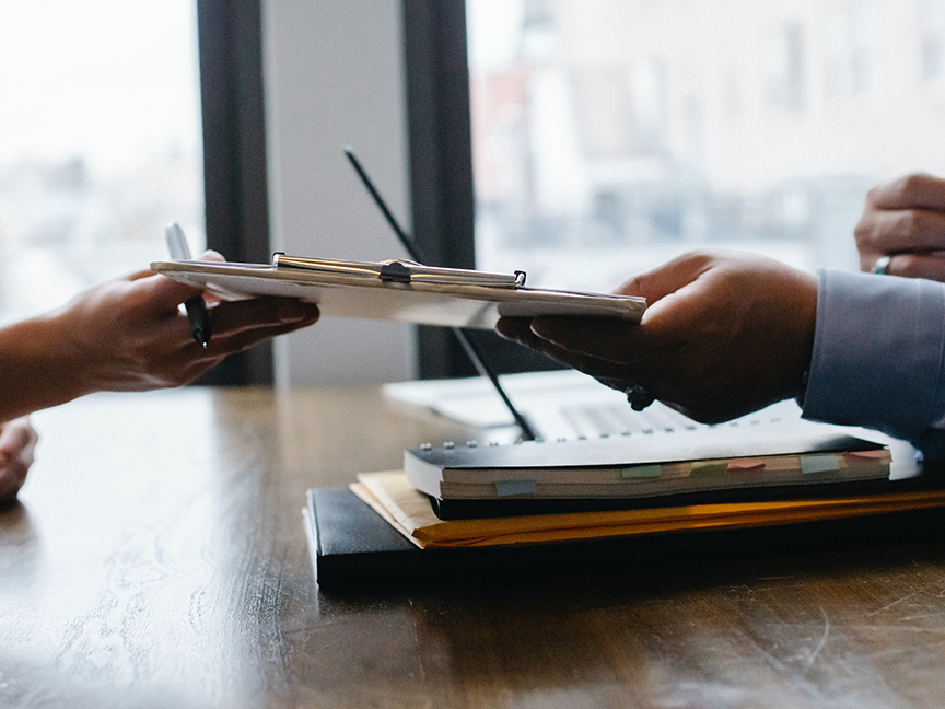 Two colleagues negotiate a contract. Photo: Sora Shimazaki/ Pexels.