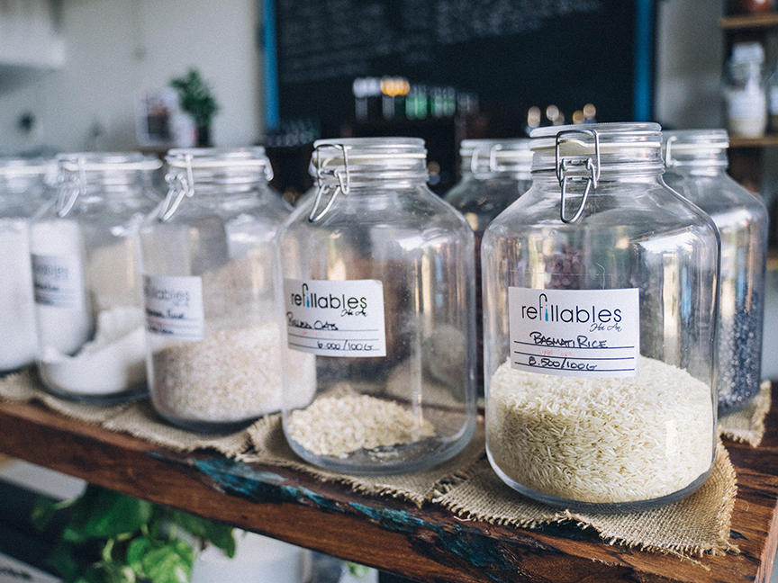 Rice, oats and other grains at a waste-free market. Photo: Anna Tarazevich/ Pexels.