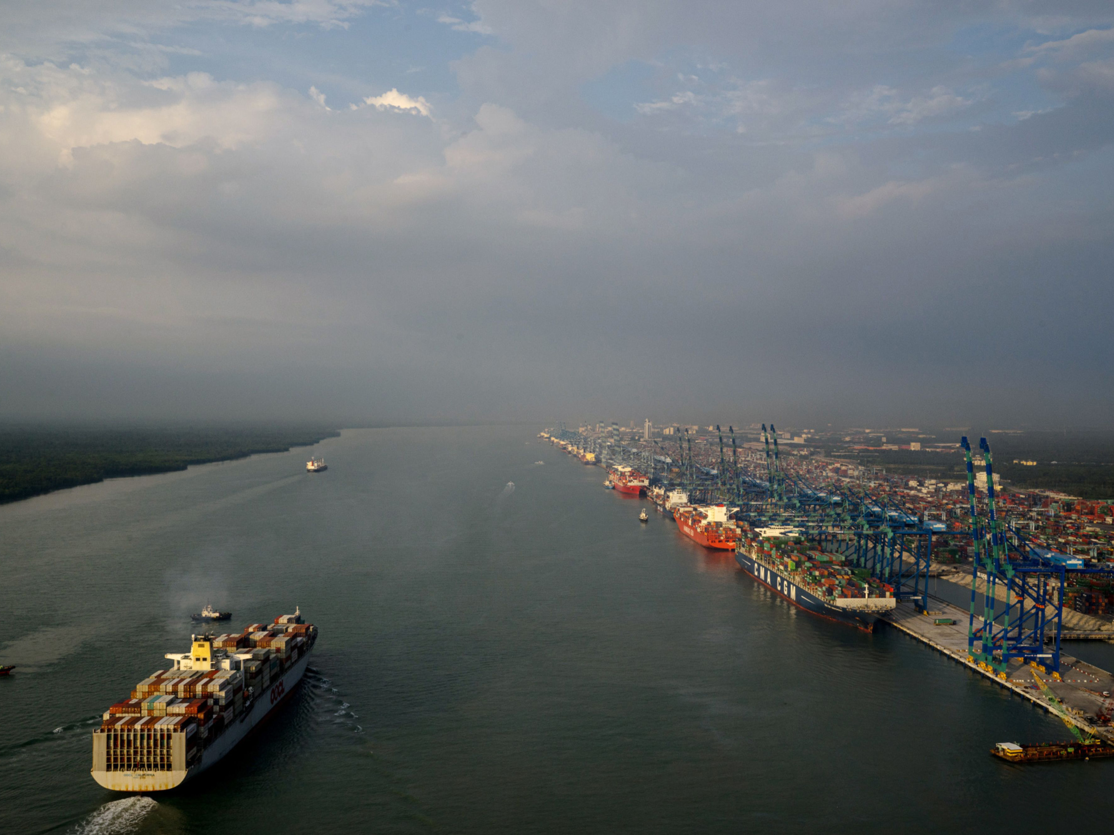 A container ship travels towards Port Klang in Selangor, Malaysia. Photo: Bloomberg.