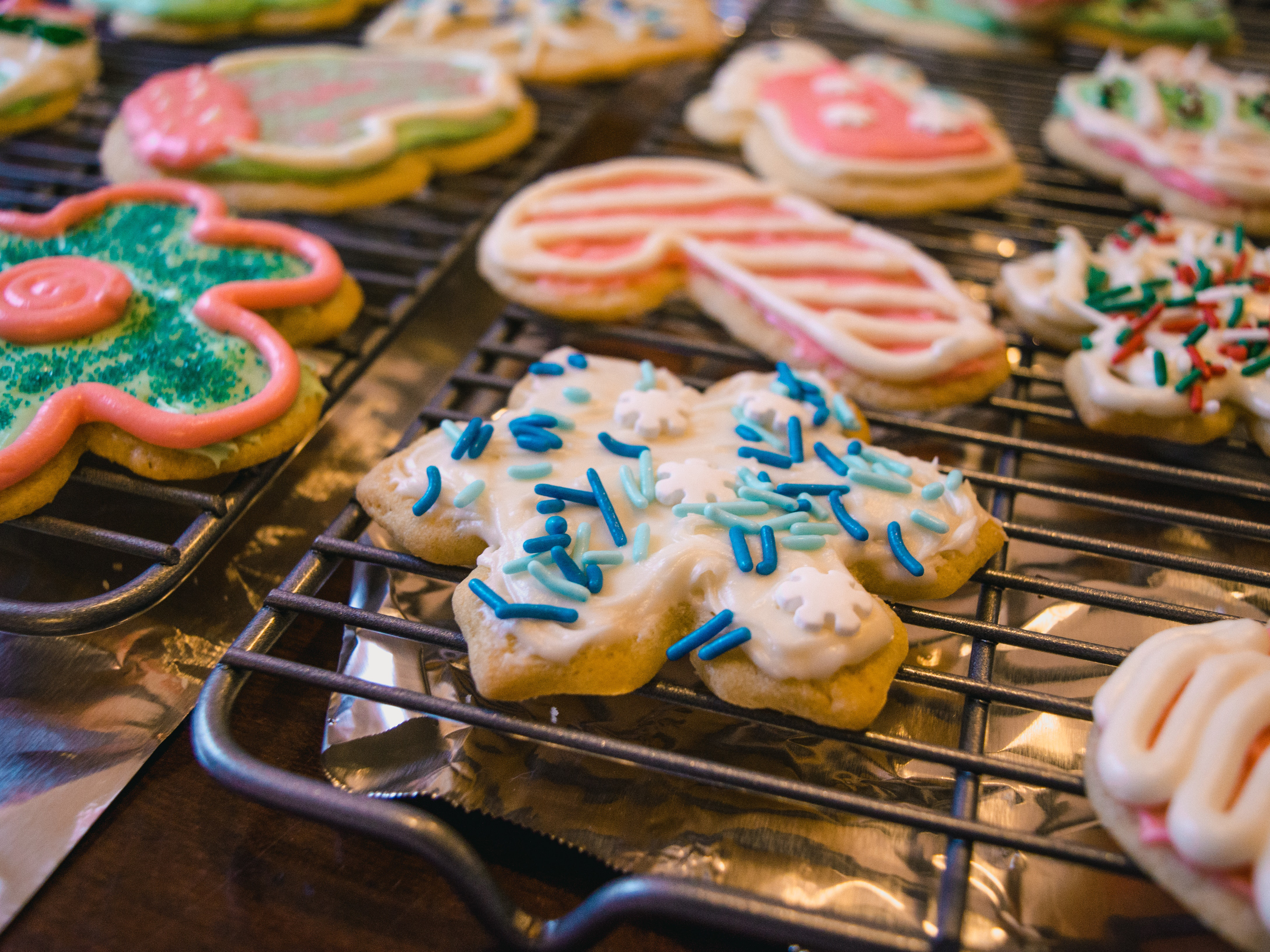 Assorted holiday cookies sit on a baking rack. Photo: Jonathan Meyer/ Pexels.