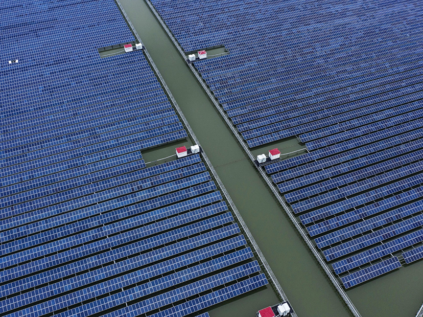 Photovoltaic panels stand in a floating solar farm on the outskirts of Ningbo, Zhejiang Province, China. Photo: Bloomberg.