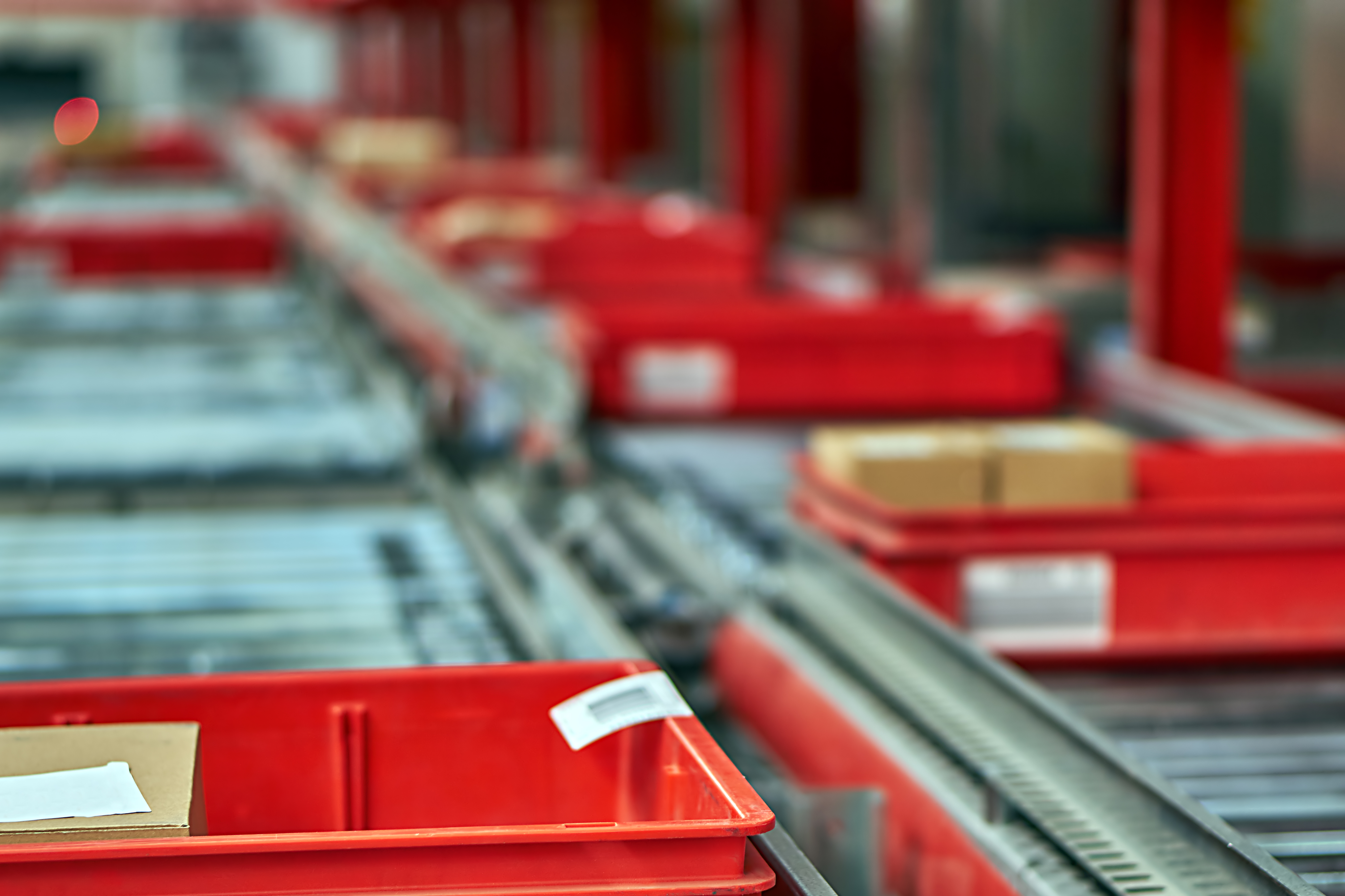 Packages move up and down a conveyor belt. Photo: Getty Images.