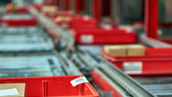 Packages move up and down a conveyor belt. Photo: Getty Images.