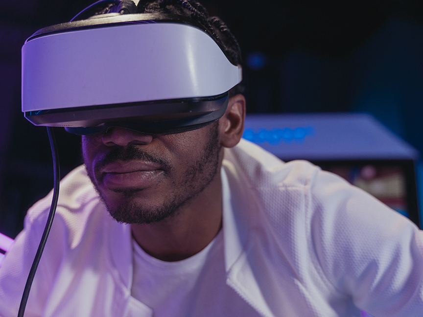 A man demonstrates a virtual reality headset. Photo: Tima Miroshnichenko/ Pexels.