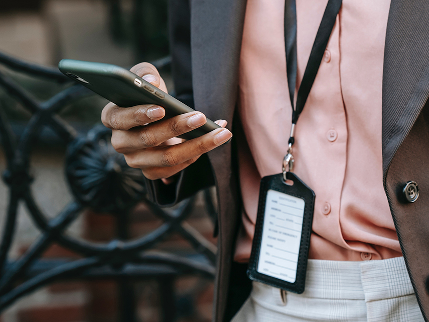 A businesswoman uses her smartphone. Photo: Ono Kosuki/ Pexels.