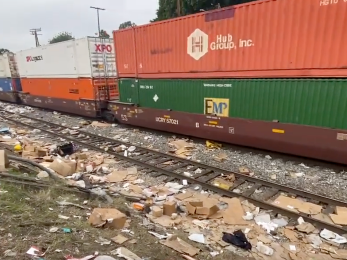 CBS footage shows lines of looted packages stretching along a railway in Lincoln Heights, Los Angeles. Photo: @johnschreiber/ Twitter.