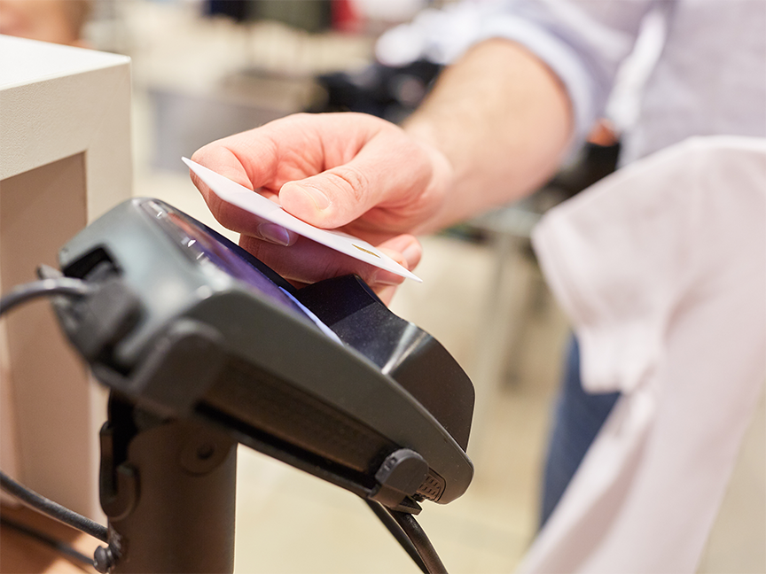 A shopper uses contactless payment. Photo: Robert Kneschke/ Canva.