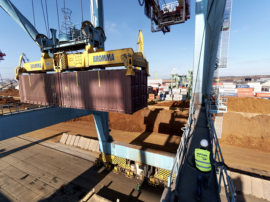 A gantry crane loads a shipping container filled with corn onto a cargo ship at Yuzhny Port in Yuzhny, Ukraine. Photo: Bloomberg.