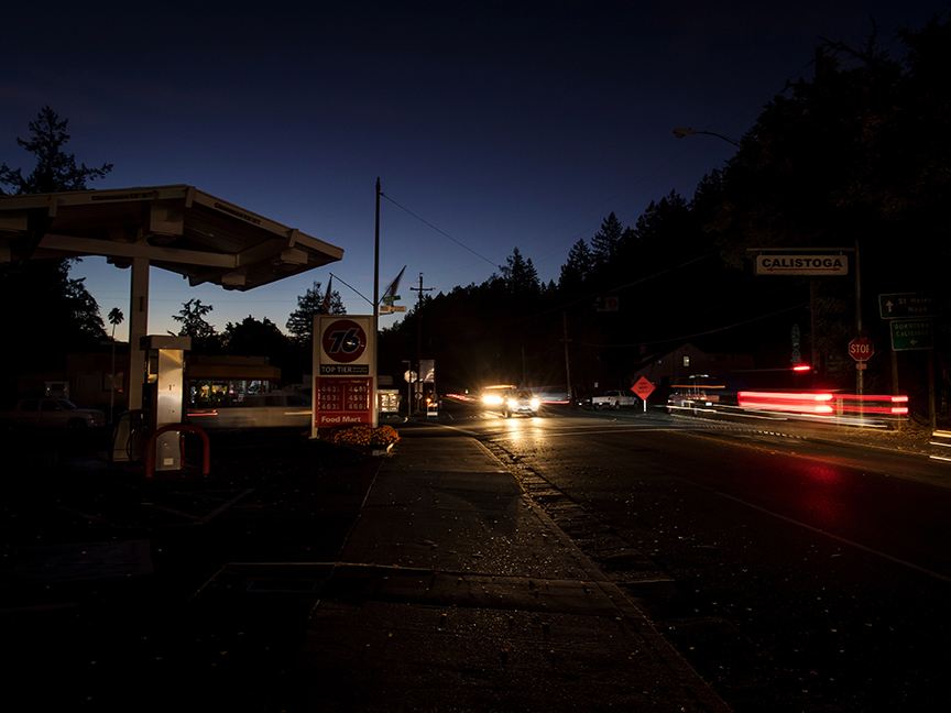 Traffic moves past a 76 gas station during a blackout in Calistoga, California. Photo: Bloomberg.