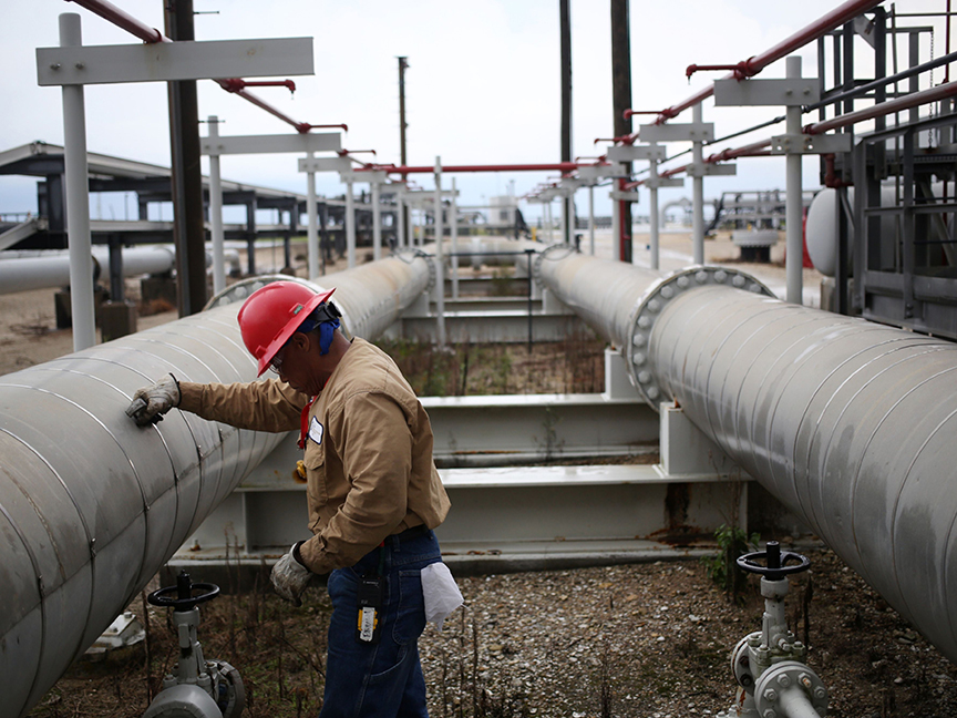 A contractor works on a crude oil pipeline at the U.S. Department of Energy's Bryan Mound Strategic Petroleum Reserve in Freeport, Texas. Photo: Bloomberg.