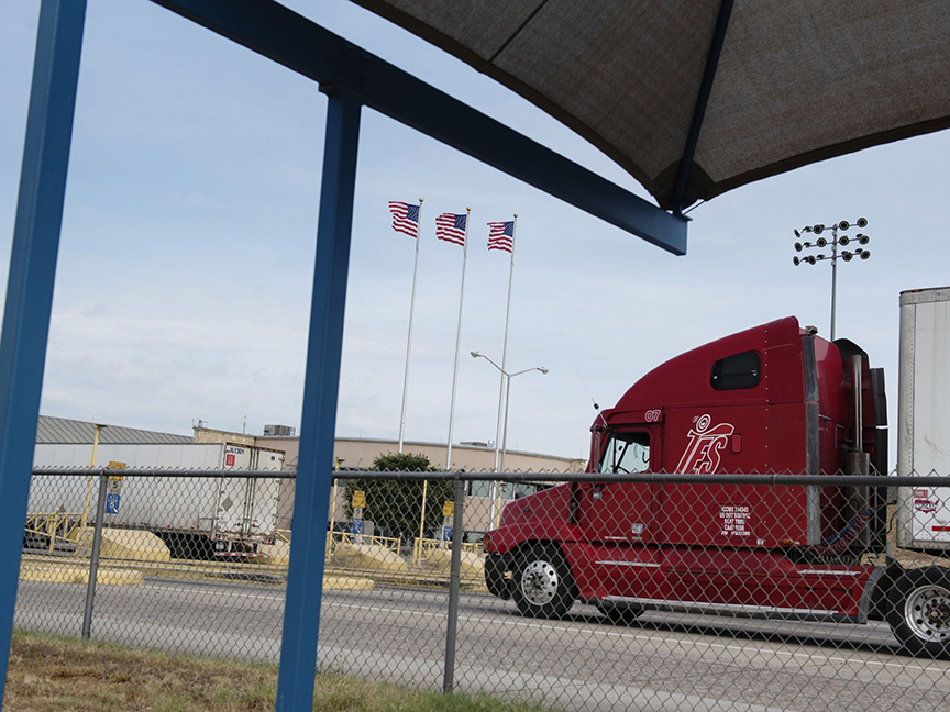 Trucks travel across the World Trade International Bridge in Laredo, Texas. Photo: Bloomberg.