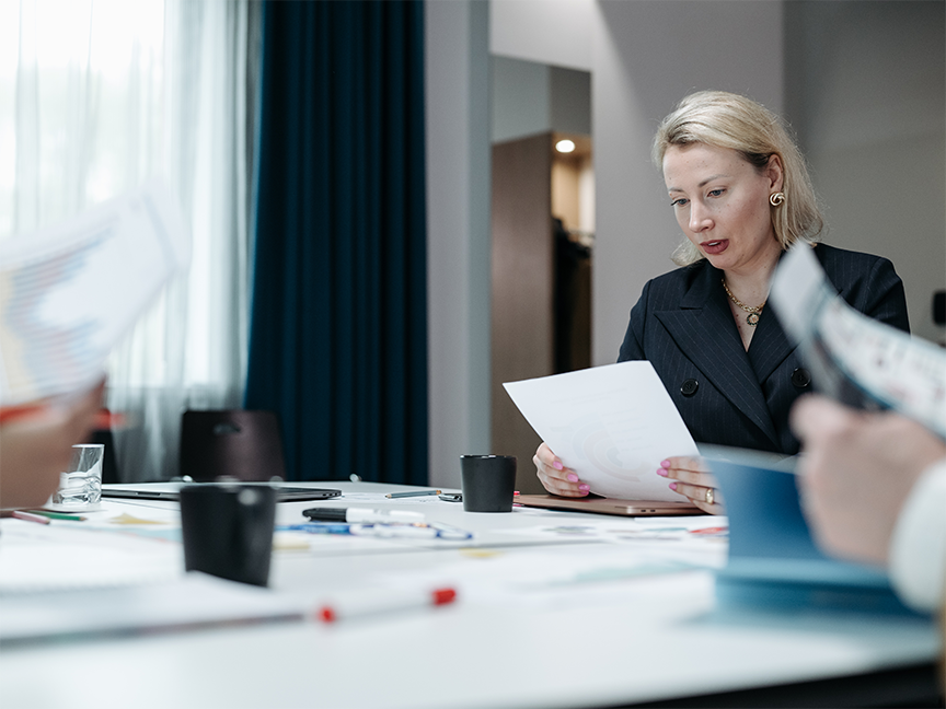 Executives meet around a table. Photo: Pavel Danilyuk/ Pexels.