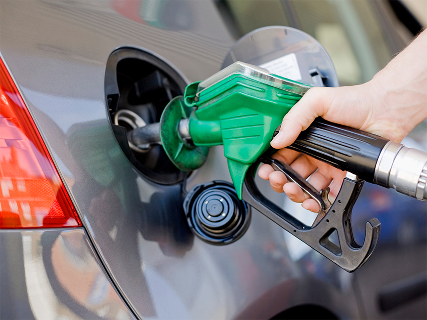 A driver holds a gasoline pump. Photo: Canva.