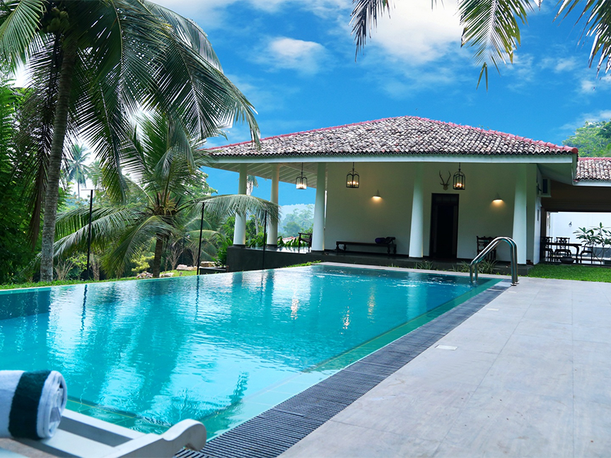 A private swimming pool at a luxury property. Photo: AgEGlobalGroup/ Pixabay.