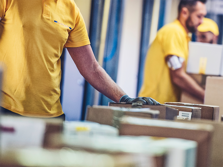 Parcels move along a warehouse conveyor belt. Photo: Getty.